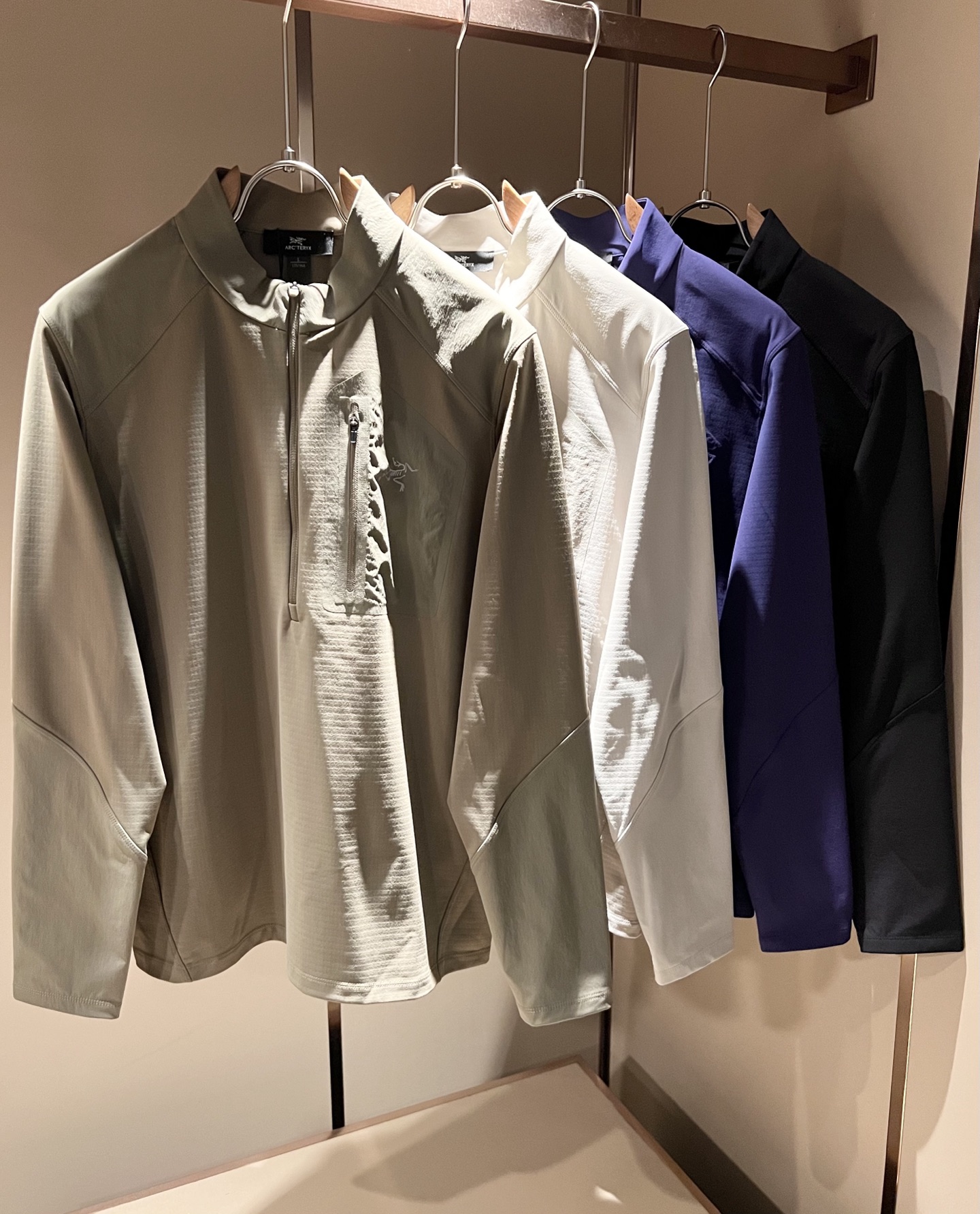 NO:614767,ARCTER *  In addition to its considerable attainments in style design, the most obvious or most proficient thing is that it has deeper and unique insights and attainments in fabrics. Through continuous structural research and problem solving, it is characterized by unique research on fabrics. These alone are enough to support it to become one of the leading new logo brand images in the clothing manufacturing industry. This model is made of pure cotton!  Made from fine velvet, the fabric feels smooth and soft, and has both natural beauty and comfort. The large-body cut is simple and clean, and the fabric shows a different hazy structural beauty. It is made exclusively from custom-made molds. The fabric is a test of the workers' skills, making it smooth, compliant, and wrinkle-free!  Logo pattern laminated design on the chest!  It really tests the handicrafts of each master!  It makes the whole thing clean and tidy, without leaving a trace of thread. Nowadays, men who are pursuing life are also more refined in their lives!  Size M-3XL,arc'teryx,alexander wang19860909ARCTER*X始*祖鸟 2025秋冬新款男女同款休闲打底衫,户外品牌可能大家第一想到的就是加拿大鹅、始祖鸟.给人一种标签试的感觉！除了在款式设计上颇有造诣之外,最明显或者说最为拿手的,应该就是在面料上的拥有更深独特见解跟造诣了.通过不断地结构研究和问题处理,在以面料独特研究为特征,仅凭这些就已经足以支撑其成为服装制造行业中,首屈可数的新标志品牌形象.此款采用纯棉材质！通过精工绒棉之后的面料,手感细滑柔软,同时兼具自然美感跟舒适度.大身上版型裁剪简洁干净,面料上显现出了不一样朦胧的结构性美感来.独家开模定制而成,面料及其考验工人的技术,能做到平整服帖又不起皱！胸前logo图案压胶设计！真的是很考验每位师傅的手工制作！使得整体干净利索,不留一丝线头.现在对于生活有所追求的男性也在生活中更为精致！尺码M-3XL,arc'teryx,alexander wang,Men's clothing