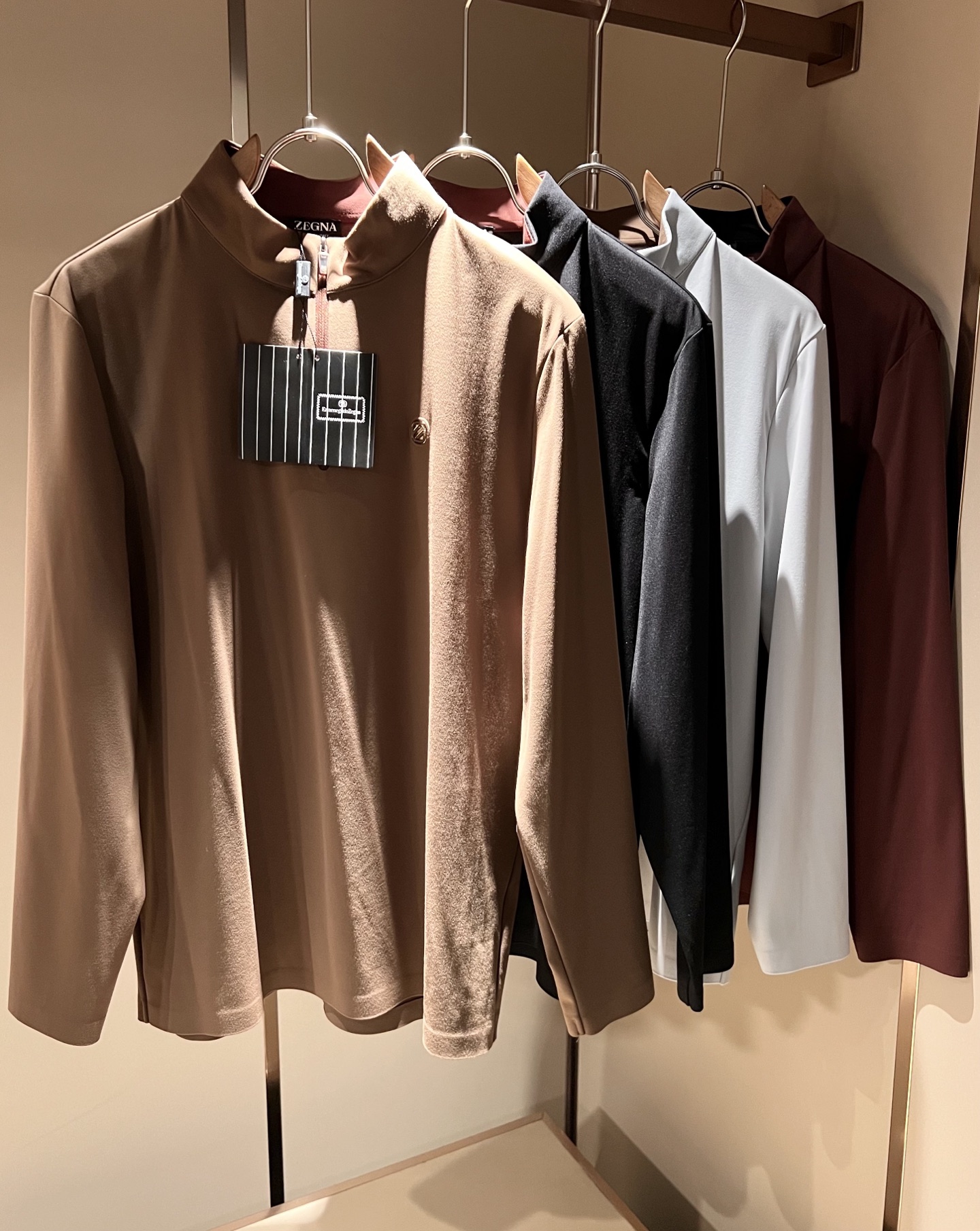 NO:614789,Ermenegildo Zeg*a 2025 autumn and winter new men's long-sleeved casual bottoming shirt, order from foreign trade company!  It is one of Zegna’s classic proprietary fabrics!  Customized original stretch spandex fabric!  Logo pattern laminated design on the chest!  The texture is warm, soft and delicate to the touch, but the shape is straight and stylish!  Details, extreme luxury...perfect interpretation of high-quality appearance. Sizes M-3XL,,zegna,alexander wang19860909Ermenegildo Zeg*a杰*亚 2025秋冬新品男士长袖休闲打底衫,外贸公司订单！是杰尼亚经典的专有织物之一！ 定制原版弹力氨纶面料！胸前logo图案压胶设计！质地保暖,触感又柔软细腻、但型态又笔挺有型！ 细节、奢华极致… 完美演绎高品质品相.尺码M-3XL,,zegna,alexander wang,Men's clothing