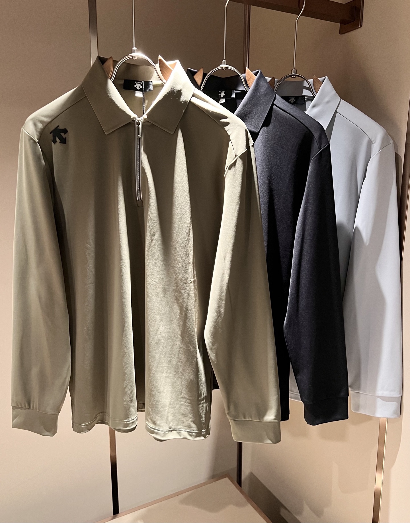 NO:614750,DESCENTE, the new 2025 autumn and winter base layer, is a professional sports brand that has been in glory since 1935. For more than 80 years, it has always adhered to the spirit of 'Design That Moves' to drive sports with design, integrating innovative technology with design aesthetics, and creating high-quality sports equipment in many professional fields such as skiing, golf, and triathlon!  The latest design elements of the brand!  It’s neither monotonous nor complicated, just the right amount to show off your taste!  Top-notch logo lamination design for customers!  Comfortable, sweat-absorbent and breathable are not a problem at all. The unique luxury feel of the fabric presents a simple and elegant temperament!  Full three-dimensional! Standard cutting design!  Every detail is in sync with high-end fashion. Size: M-3XL, alexander wang19860909迪桑特DESCENTE,2025秋冬新款打底衫,自1935年荣耀至今的专业运动品牌.80余年来,始终坚持“Design That Moves” 以设计驱动运动的精神,将创新科技与设计美学相融合,在滑雪、高尔夫、铁人三项等多个专业领域,打造高品质的运动装备！品牌最新设计元素！既不单调也不复杂,恰到好处的展现品味！客供顶级logo压胶设计！舒适吸汗透气根本不在话下,面料独具的高奢感呈现简约优雅气质！饱满立体!标准裁剪设计！每一处细节都是与高端时尚同步的体现.尺码:M-3XL,,alexander wang,Men's clothing