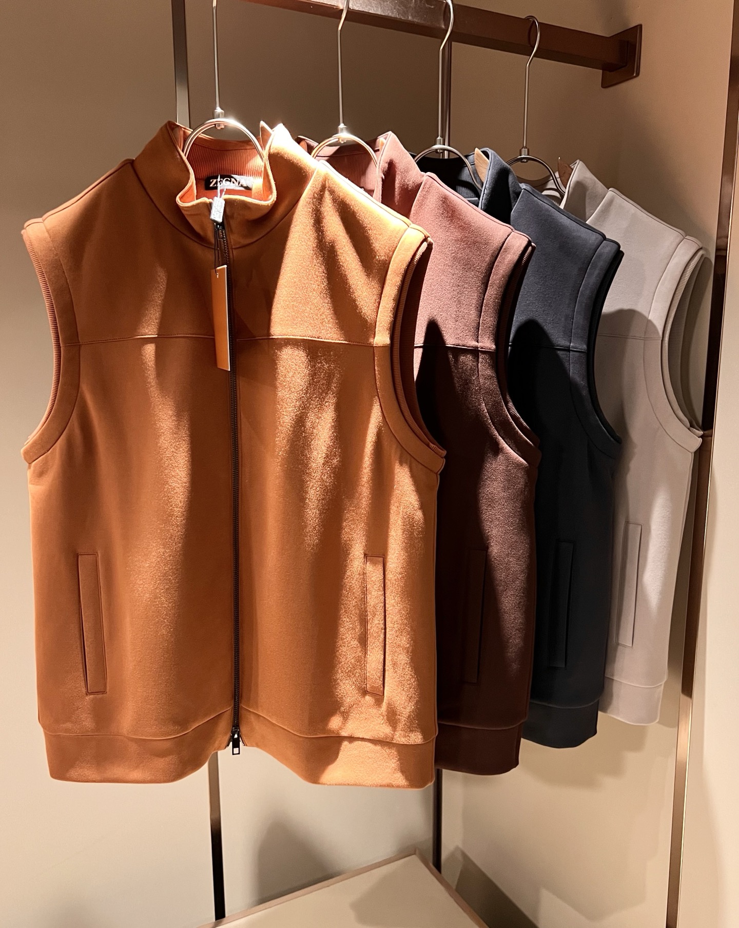 NO:614784,Ermenegildo Zeg*a 2025 new autumn and winter men's vest, official website synchronized!  Foreign trade company orders!  The customer-supplied imitation cotton material is one of Zegna's classic proprietary fabrics!  The texture is light, soft and delicate to the touch, but the shape is straight and stylish!  It adopts a multi-layer structure and is windproof. The pockets are decorated with details, which is the ultimate in luxury... a perfect interpretation of high-quality appearance!  Size M-3XL,,zegna,alexander wang19860909Ermenegildo Zeg*a杰*亚 2025秋冬新品男士马甲,官网同步！外贸公司订单！客供仿绒棉材质,是杰尼亚经典的专有织物之一！ 质地轻盈、触感又柔软细腻、但型态又笔挺有型！ 采用多层结构、具备防风性能. 口袋饰有细节、奢华极致… 完美演绎高品质品相！尺码M-3XL,,zegna,alexander wang,Men's clothing