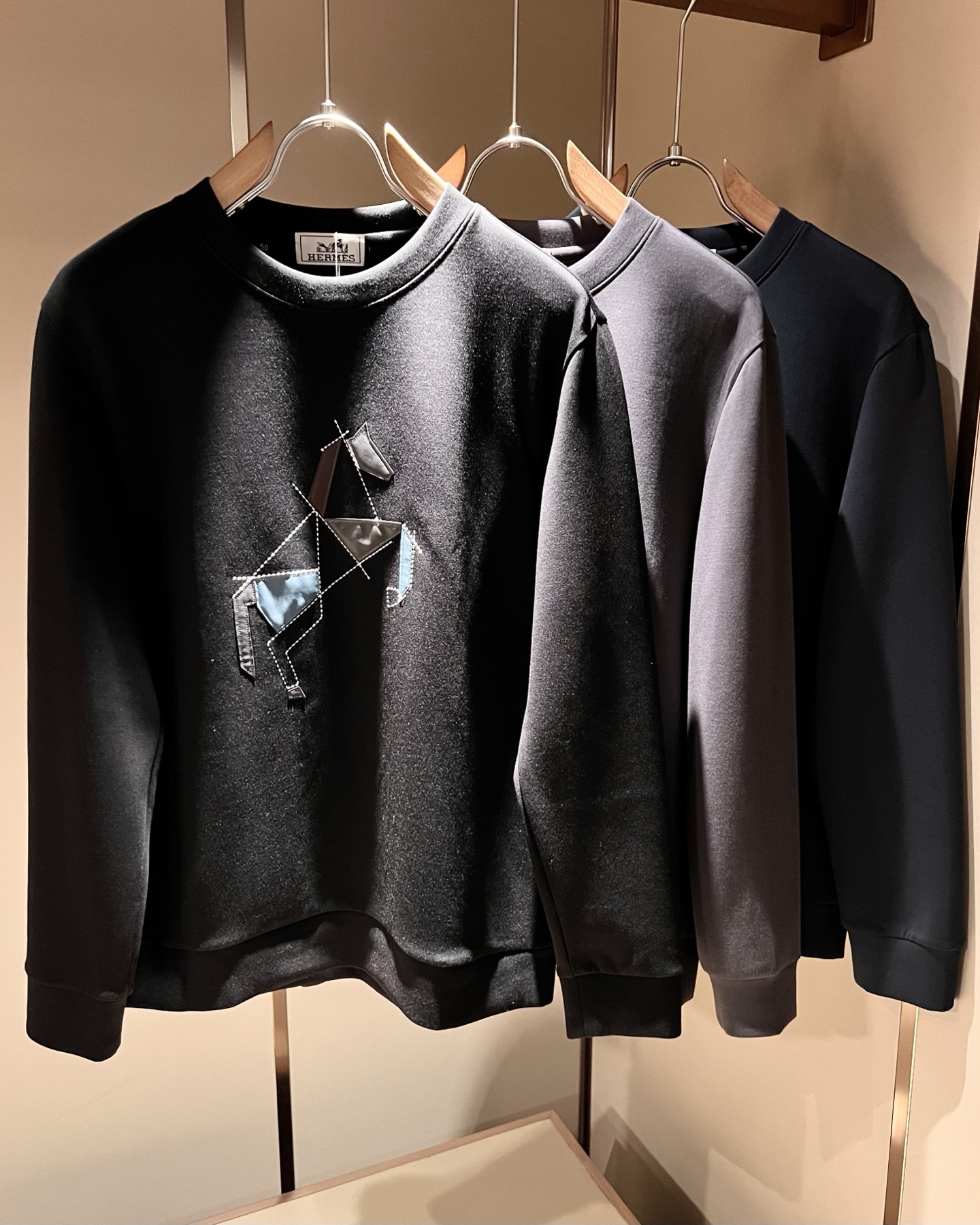 NO:614743,Her*mes 2025 autumn and winter new style sweatshirts for men and women, newly upgraded and versatile basic style, low-key luxury, the choice of quality!  Made of high-quality selected pure cotton, it has good hygroscopicity, is comfortable and breathable, allows you to enjoy a relaxed wearing experience, and has super vertical performance. It has a strong artistic sense and an iconic logo embroidered leather design, with meticulous craftsmanship and high recognition, showing a new brand micro-label culture!  Classic and perfect design, precise cutting. Simple and elegant style, but also able to show fashionable charm in daily casual life. Sizes M-4XL, hoodie, sweatshirts, alexander wang19860909Her*mes爱*仕2025秋冬新款男女同款卫衣,全新升级百搭基础款,低调奢华,品格之选！甄选优质精选纯棉打造而成,吸湿性好,舒适透气,享受轻松自在的穿着体验,有着超强的垂直性能 艺术感极强标志性logo刺绣皮革设计,工艺细致,辨识度极高,展现全新品牌微标文化！经典完美版型设计,在裁剪上精准到位.简约大气风格,又能在日常休闲生活中展现时尚魅力.尺码M-4XL,,hoodie,sweatshirts,alexander wang,Men's clothing