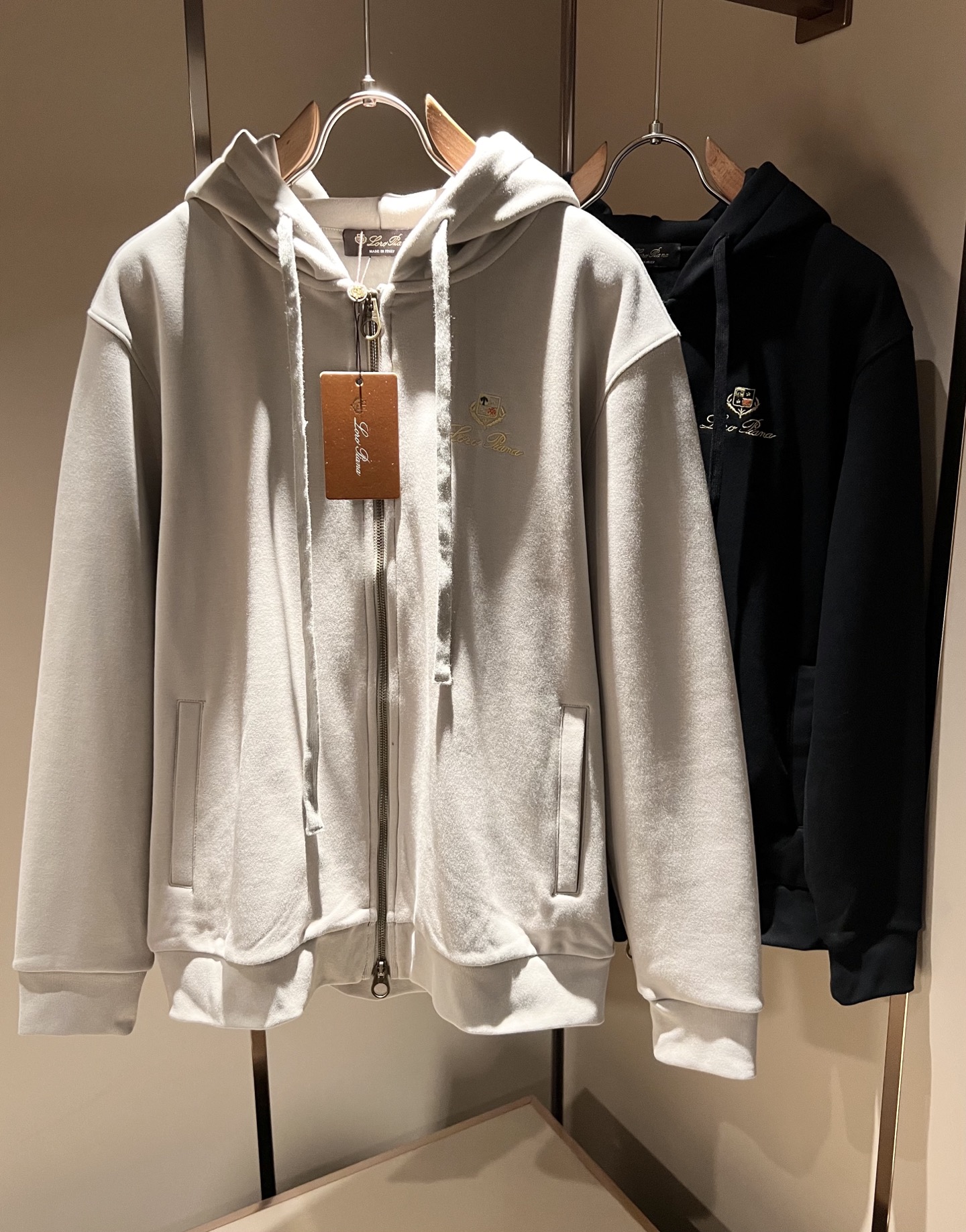 NO:614781,Loro Piana Nuoyou Piana plus velvet style!  2025 autumn and winter new men's hooded sweatshirts, orders from foreign trade companies!  Logo embroidery design on the chest!  Customer-supplied baby velvet cotton material, one of the classic proprietary fabrics!  The texture is light, soft and delicate to the touch, but the shape is straight and stylish!  It adopts multi-layer structure and has windproof performance. Details and ultimate luxury... Perfect interpretation of high-quality appearance. Sizes M-3XL, loro piana, hoodie, sweatshirts, hats, alexander wang19860909Loro Piana诺悠翩雅 加绒款！2025秋冬新品男士连帽卫衣,外贸公司订单！胸前logo图案刺绣设计！客供婴儿绒棉材质,经典的专有织物之一！ 质地轻盈、触感又柔软细腻、但型态又笔挺有型！ 采用多层结构、具备防风性能. 细节、奢华极致… 完美演绎高品质品相.尺码M-3XL,,loro piana,hoodie,sweatshirts,hats,alexander wang,Men's clothing