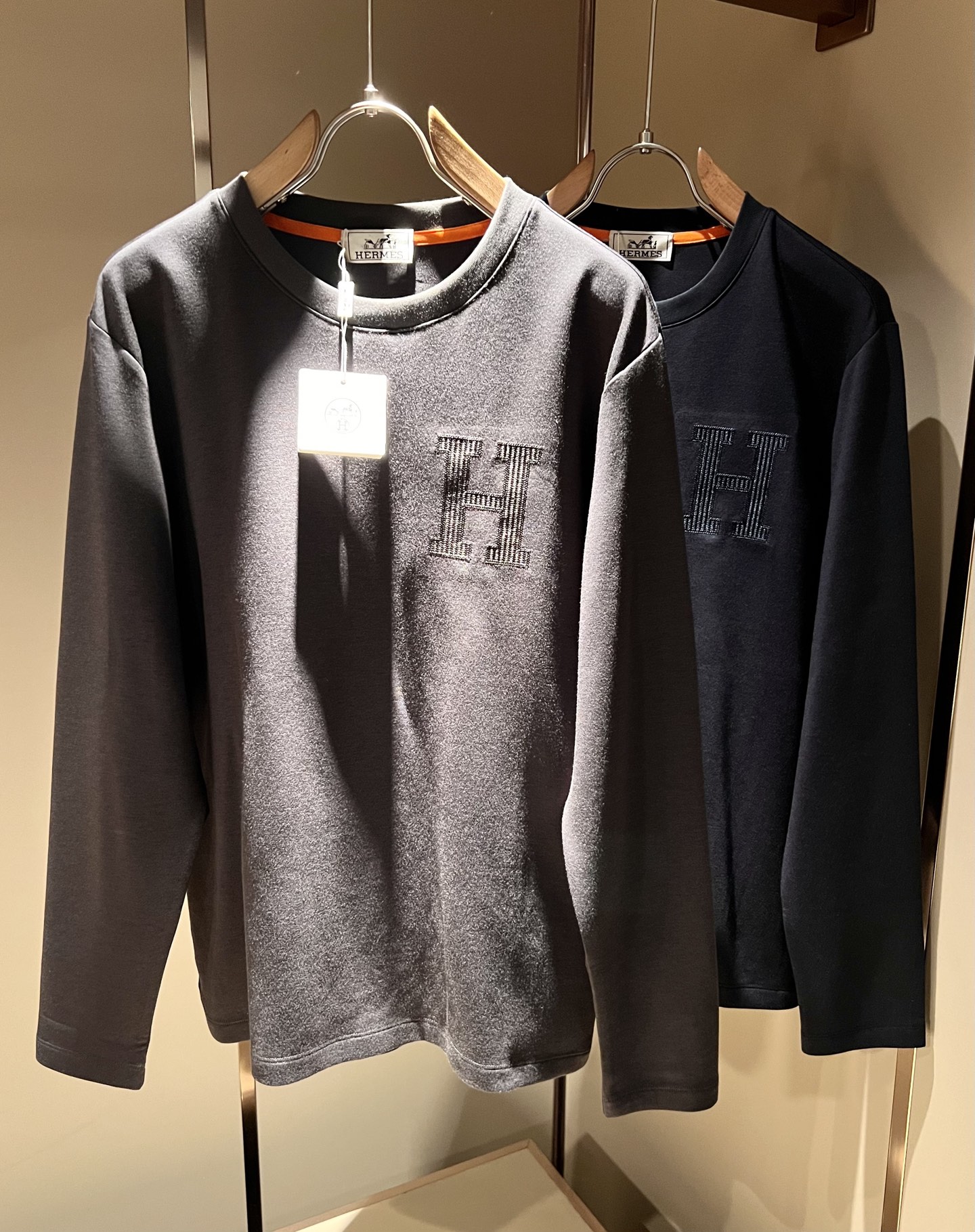 NO:614786,Her*mes 2025 autumn and winter new men's long-sleeved base T-shirt, a newly upgraded and versatile basic style, low-key luxury, and a choice of quality!  Select high-quality selected pure cotton fabrics!  It is made to enjoy a relaxed and comfortable wearing experience, with super vertical performance. It has a strong artistic sense and iconic logo embroidery design. The craftsmanship is meticulous and highly recognizable, showing a new brand micro-label culture!  Classic and perfect design, precise cutting. Simple and elegant style, but also able to show fashionable charm in daily leisure life. Sizes M-3XL, tees, t-shirt, alexander wang19860909Her*mes爱*仕2025秋冬新款男士长袖打底T恤,全新升级百搭基础款,低调奢华,品格之选！甄选优质精选纯棉面料！打造而成,享受轻松自在的穿着体验,有着超强的垂直性能 艺术感极强标志性logo刺绣工艺设计,工艺细致,辨识度极高,展现全新品牌微标文化！经典完美版型设计,在裁剪上精准到位.简约大气风格,又能在日常休闲生活中展现时尚魅力.尺码M-3XL,,tees，t-shirt,alexander wang,Men's clothing