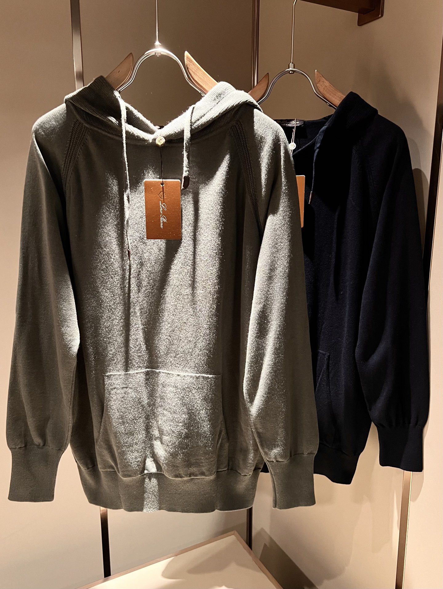 NO:614757,Loro Piana 2025 autumn and winter men's latest trade order knitted woolen sweaters, all in good condition!  !  The upper body is comfortable and breathable, not stiff, and the overall body has a rich three-dimensional feel. Quality export order, customized exclusive knitted wool fabric tailoring, to meet the simple needs of commuters for dressing. The upper body effect is very good, slimming, and not picky about the figure. The fabric workmanship... is impeccable, only good craftsmanship and good fabrics can wear a good taste, a must-have item for everyone!  Size M-3XL,,loro piana,alexander wang19860909Loro Piana诺悠翩雅 2025秋冬男士最新的贸易订单针织羊毛衫,全品相！！上身舒适透气,不僵硬,整体有着丰富的立体感,品质出口订单,定制专属针织羊毛面料剪裁,满足通勤人们对于着装的简约需求,上身效果很好,显瘦,不挑剔身材.面料做工....无可挑剔,好工艺好面料才能穿出好品味一款,人手必备单品！尺码M-3XL,,loro piana,alexander wang,Men's clothing