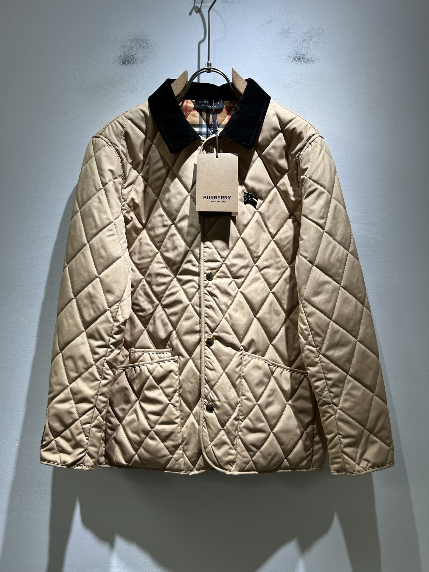 NO:614819,BURBER*Y's 2025 autumn and winter new cotton jackets are here. They are made of polyester fiber fabrics that have become popular recently. They are high-end outdoor sports and leisure series and are a very hot sports trend!  The latest special material developed by BUR, memory fabric is also called memory cloth, which refers to fabrics with morphological memory function and panoramic plaid design!  Killing all the versions on the market, it can only be said that they are not of the same level at all. No matter in terms of materials, detail restoration and craftsmanship, we are not afraid of any challenges, just to provide you with wonderful products as always. A style that implements BUR's core concept tightly binds plaid and fashion, and always maintains perfection. The simple but not simple design style perfectly meets your daily needs. Sizes: M-3XL,, burberry, jackets & coats, jackets &  coats,alexander wang19860909BURBER*Y巴*莉2025秋冬新品棉服夹克外套重磅来袭,最近比较火热聚酯纤维面料制作而成,高端户外运动休闲系列,非常火热运动风潮！BUR最新研发的特殊材质,记忆面料也叫记忆布,是指具有形态记忆功能的面料,全景格子图案设计！秒杀市面上一切版本,只能说根本就不是一个级别的存在,不管是材质还是细节还原度以及工艺制作方面,不惧任何挑战,只为给大家奉献绝妙产物一如既往,始终如一,贯彻了BUR 核心理念的一个款式将格纹与时尚紧紧的捆绑在一起,时刻保持完美,简约而不简单的的设计风格,完美的满足了你日常所需要的穿搭.尺码:M-3XL,,burberry,jackets & coats,jackets & coats,alexander wang,Men's clothing