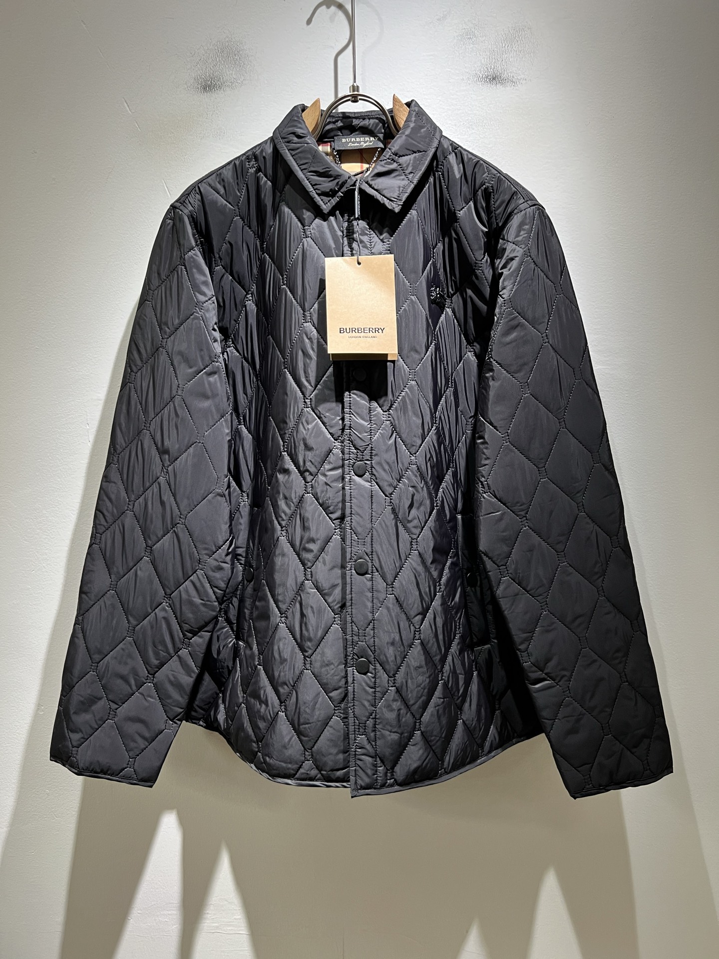 NO:614808,BURBER*Y's 2025 autumn and winter new cotton jackets are here. They are made of polyester fiber fabrics that have become popular recently. They are high-end outdoor sports and leisure series and are a very hot sports trend!  The latest special material developed by BUR, memory fabric is also called memory cloth, which refers to fabrics with morphological memory function and panoramic plaid design!  Killing all the versions on the market, it can only be said that they are not of the same level at all. No matter in terms of materials, detail restoration and craftsmanship, we are not afraid of any challenges, just to provide you with wonderful products as always. A style that implements BUR's core concept tightly binds plaid and fashion, and always maintains perfection. The simple but not simple design style perfectly meets your daily needs. Sizes: M-3XL,, burberry, jackets & coats, jackets &  coats,alexander wang19860909BURBER*Y巴*莉2025秋冬新品棉服夹克外套重磅来袭,最近比较火热聚酯纤维面料制作而成,高端户外运动休闲系列,非常火热运动风潮！BUR最新研发的特殊材质,记忆面料也叫记忆布,是指具有形态记忆功能的面料,全景格子图案设计！秒杀市面上一切版本,只能说根本就不是一个级别的存在,不管是材质还是细节还原度以及工艺制作方面,不惧任何挑战,只为给大家奉献绝妙产物一如既往,始终如一,贯彻了BUR 核心理念的一个款式将格纹与时尚紧紧的捆绑在一起,时刻保持完美,简约而不简单的的设计风格,完美的满足了你日常所需要的穿搭.尺码:M-3XL,,burberry,jackets & coats,jackets & coats,alexander wang,Men's clothing