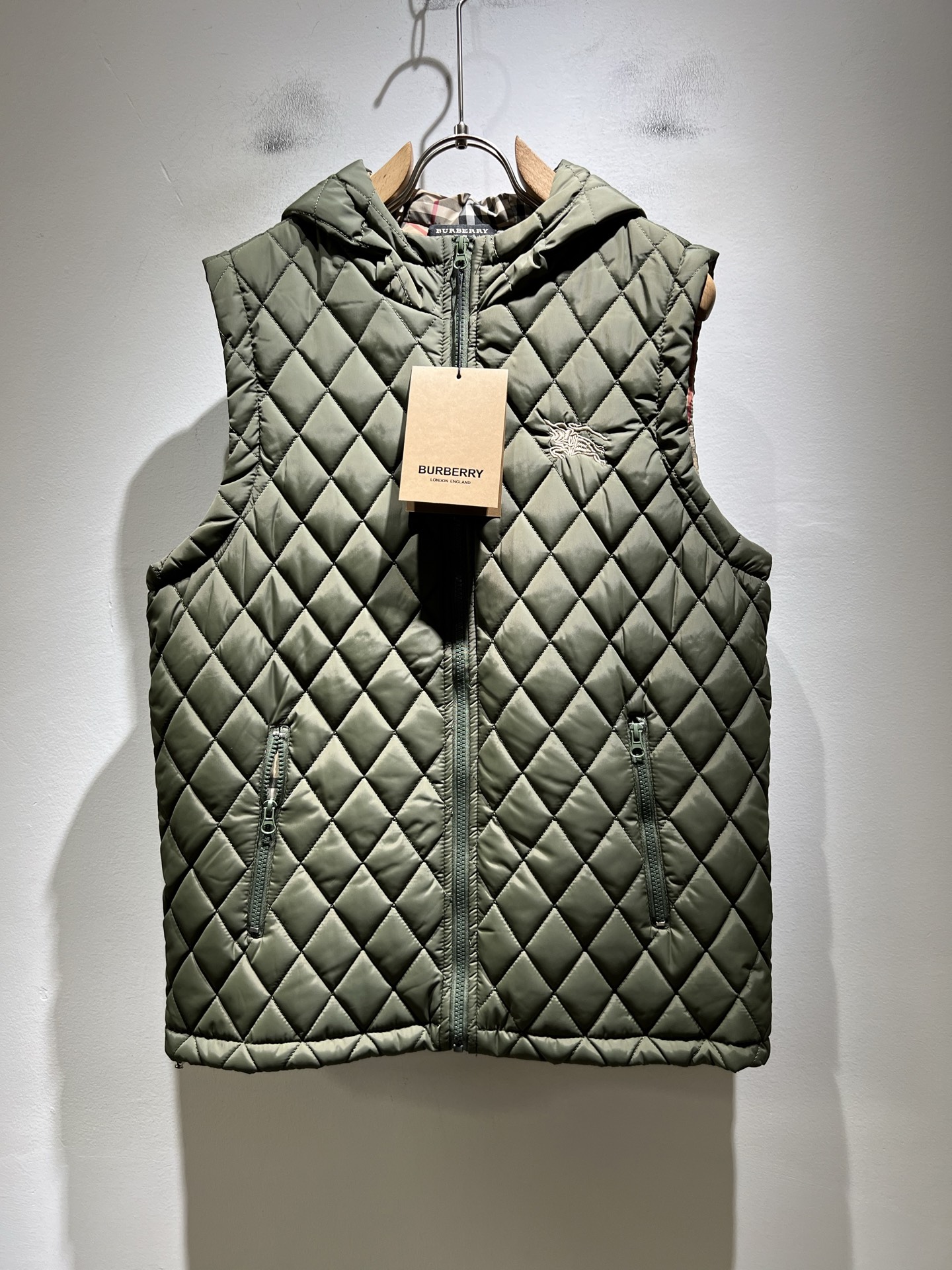 NO:614821,BURBER*Y's 2025 autumn and winter new cotton jackets and vests are here. They are made of polyester fiber fabrics that have become popular recently. They are high-end outdoor sports and leisure series and are a very hot sports trend!  The latest special material developed by BUR, memory fabric is also called memory cloth, which refers to fabrics with morphological memory function and panoramic plaid design!  Killing all the versions on the market, it can only be said that they are not of the same level at all. No matter in terms of materials, detail restoration and craftsmanship, we are not afraid of any challenges, just to provide you with wonderful products as always. A style that implements BUR's core concept tightly binds plaid and fashion, and always maintains perfection. The simple but not simple design style perfectly meets your daily needs. Sizes: M-3XL,, burberry, jackets & coats, jackets &  coats,alexander wang19860909BURBER*Y巴*莉2025秋冬新品棉服马甲夹克外套重磅来袭,最近比较火热聚酯纤维面料制作而成,高端户外运动休闲系列,非常火热运动风潮！BUR最新研发的特殊材质,记忆面料也叫记忆布,是指具有形态记忆功能的面料,全景格子图案设计！秒杀市面上一切版本,只能说根本就不是一个级别的存在,不管是材质还是细节还原度以及工艺制作方面,不惧任何挑战,只为给大家奉献绝妙产物一如既往,始终如一,贯彻了BUR 核心理念的一个款式将格纹与时尚紧紧的捆绑在一起,时刻保持完美,简约而不简单的的设计风格,完美的满足了你日常所需要的穿搭.尺码:M-3XL,,burberry,jackets & coats,jackets & coats,alexander wang,Men's clothing