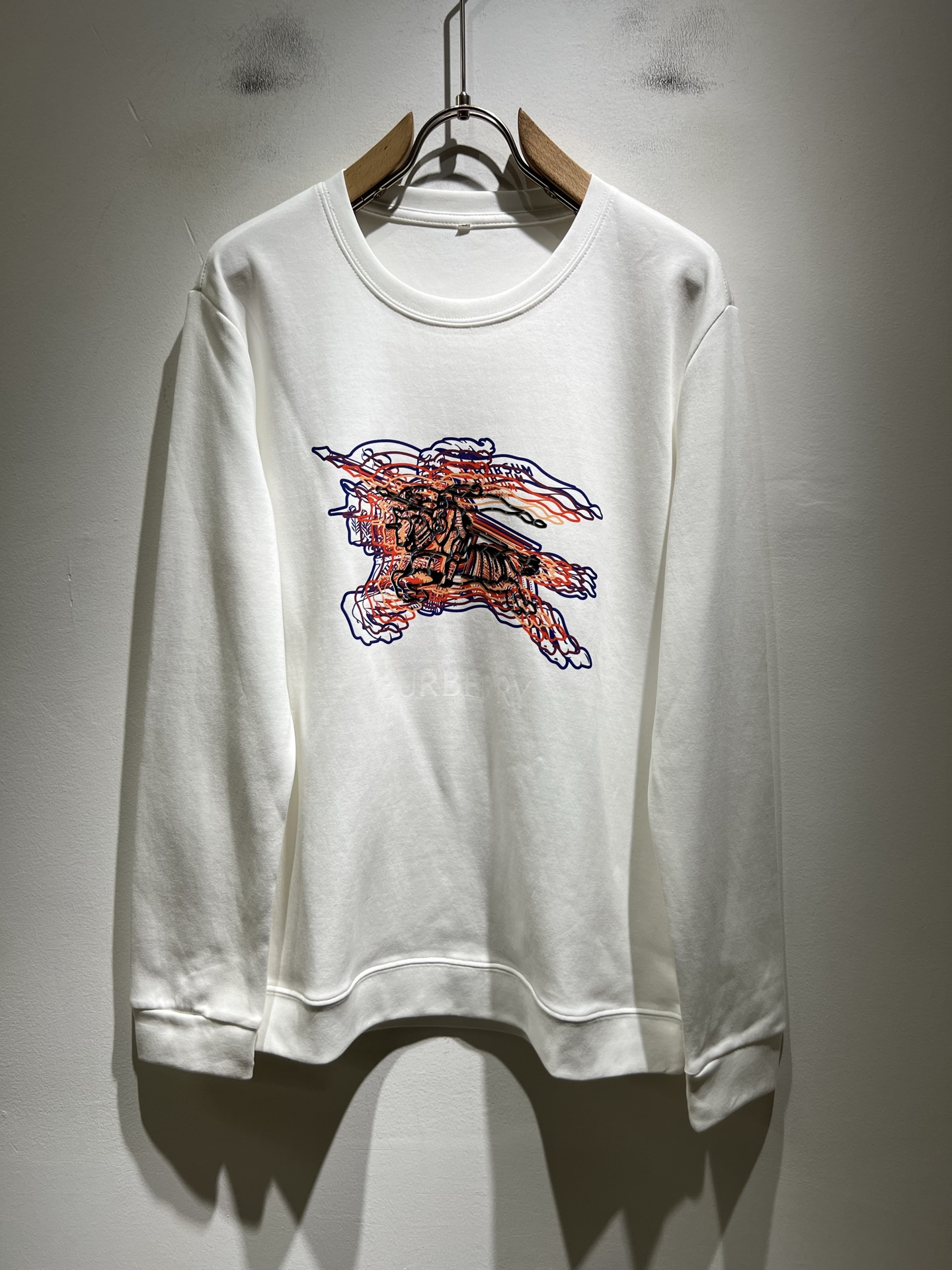 NO:614782,Bur*erry 2025 autumn and winter new men's long-sleeved base layer, the brand's latest design elements!  It’s neither monotonous nor complicated, just the right amount to show off your taste!  Customer-supplied top-quality logo printed fabrics!  Comfortable, sweat-absorbent and breathable are no problem, customized original baby velvet cotton fabric!  The unique sense of luxury presents a simple and elegant temperament!  Chest logo print design!  Full three-dimensional! Standard cutting design!  Every detail is in sync with high-end fashion. Sizes: M-4XL, burberry, alexander wang19860909Bur*erry 巴*莉 2025秋冬新款男士长袖打底,品牌最新设计元素！既不单调也不复杂,恰到好处的展现品味！客供顶级logo印花面料！舒适吸汗透气根本不在话下,定制原版婴儿绒棉面料！独具的高奢感呈现简约优雅气质！胸前logo印花设计！饱满立体!标准裁剪设计！每一处细节都是与高端时尚同步的体现.尺码:M-4XL,,burberry,alexander wang,Men's clothing