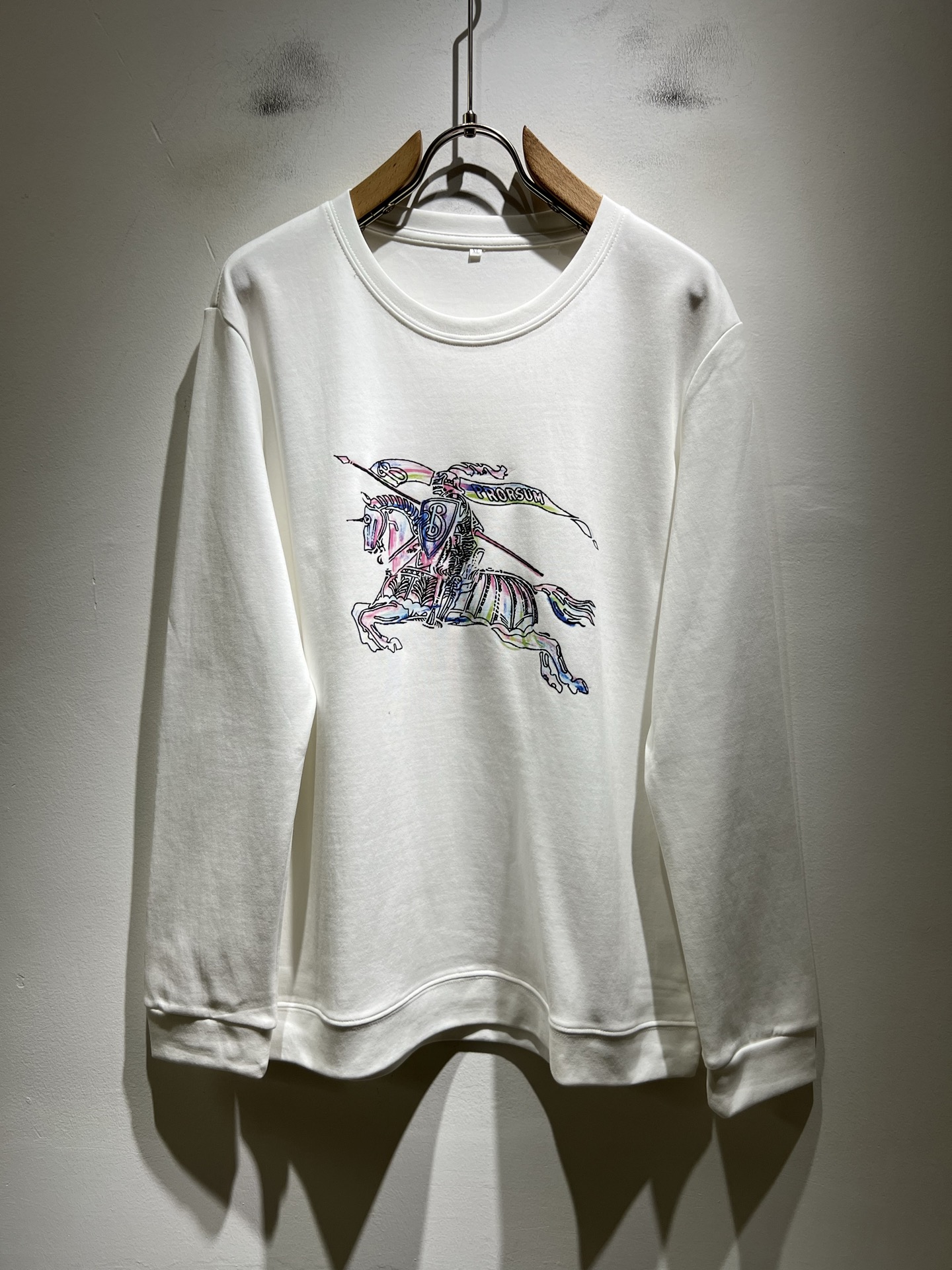 NO:614794,Bur*erry 2025 autumn and winter new men's long-sleeved base layer, the brand's latest design elements!  It’s neither monotonous nor complicated, just the right amount to show off your taste!  Customer-supplied top-quality logo printed fabrics!  Comfortable, sweat-absorbent and breathable are no problem, customized original baby velvet cotton fabric!  The unique sense of luxury presents a simple and elegant temperament!  Chest logo print design!  Full three-dimensional! Standard cutting design!  Every detail is in sync with high-end fashion. Sizes: M-4XL, burberry, alexander wang19860909Bur*erry 巴*莉 2025秋冬新款男士长袖打底,品牌最新设计元素！既不单调也不复杂,恰到好处的展现品味！客供顶级logo印花面料！舒适吸汗透气根本不在话下,定制原版婴儿绒棉面料！独具的高奢感呈现简约优雅气质！胸前logo印花设计！饱满立体!标准裁剪设计！每一处细节都是与高端时尚同步的体现.尺码:M-4XL,,burberry,alexander wang,Men's clothing