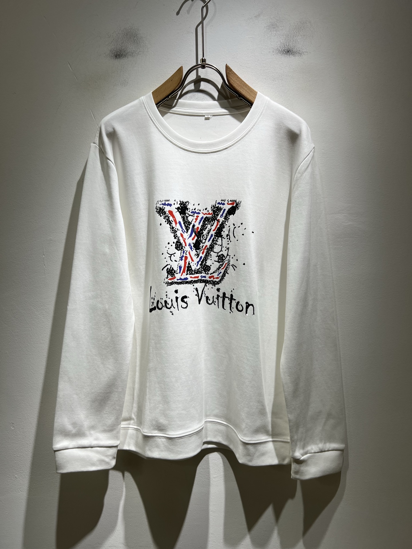 NO:614815,LouisVuitt* Louis*den's new 2025 autumn and winter men's long-sleeved bottoming shirt, very fashionable with logo embossed decoration on the chest!  It is different from the past and declares the design concept that the brand has inherited for many years!  Its eye-catching appeal is no less than any classic style, perfectly presenting the sense of fashion, high-end and luxury to the world!  Made from carefully selected high-quality pure cotton fabrics, it feels soft, waxy, and delicate against the skin. The actual product will definitely exceed your imagination, and it will be used to the extreme!  Size M-4XL,,louis vuitton,louis vuitton,alexander wang19860909LouisVuitt*路易*登 2025秋冬新款男士长袖打底衫,非常时髦胸前logo压胶修饰！区别于以往的不同,宣示品牌传承多年的设计理念！其吸睛度完全不亚于任何经典款式,将时髦高级感与奢华感完美呈现在世人眼前！精选优质纯棉面料,触感软糯亲肤细腻,实物到手绝对超乎你的想象,发挥到了极致！尺码M-4XL,,louis vuitton,louis vuitton,alexander wang,Men's clothing