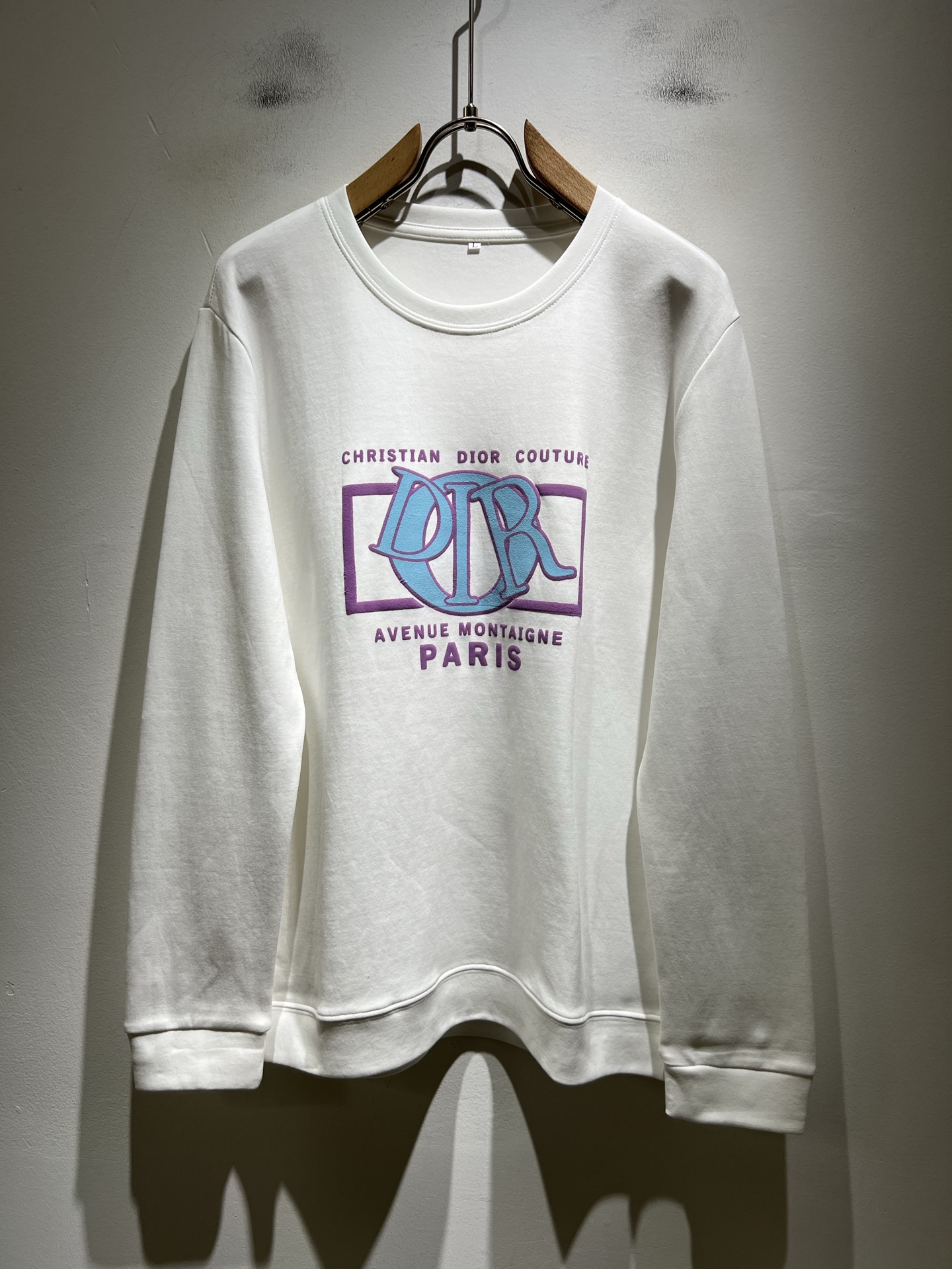 NO:614811,Dio*Dijia's new 2025 autumn and winter long-sleeved bottoming shirts for men and women are on sale simultaneously at counters!  Customized exclusive 260g pure cotton fabric, customized original craft thread, chest logo pattern laminated craft design!  Simple and elegant, easy to match and versatile, extremely high-grade, perfectly integrated into fashion and style, it is a top-notch fashionable style that is perfect for outer wear!  The whole thing gives people a natural feeling!  The ultimate classic and versatile base, designed with the latest three-dimensional letter logo printing elements!  The ultimate heavy work, the ultimate perfection!  Fans who pursue high quality should rush to buy it by themselves, and we sincerely invite all fans who know the goods to appreciate this model together!  !  Color Black White Size M-4XL,,dior,dior,alexander wang19860909Dio*迪家 2025秋冬新款男女同款长袖打底衫,专柜同步发售！定制专属260克纯棉面料,定制原版工艺螺纹,胸前logo图案压胶工艺设计！简约大方,从容百搭,档次极高,完美融入时尚还有风情感一款完美符合外穿的顶尖时髦气质款！整体给人浑然天成的感觉！极致经典的百搭型打底,采用最新的立体字母logo印花元素设计！极致的重工极致的完美！追求高品质的粉丝们请自行抢购,诚邀所有识货的粉丝一同鉴赏此款！！颜色黑色 白色 尺码M-4XL,,dior,dior,alexander wang,Men's clothing