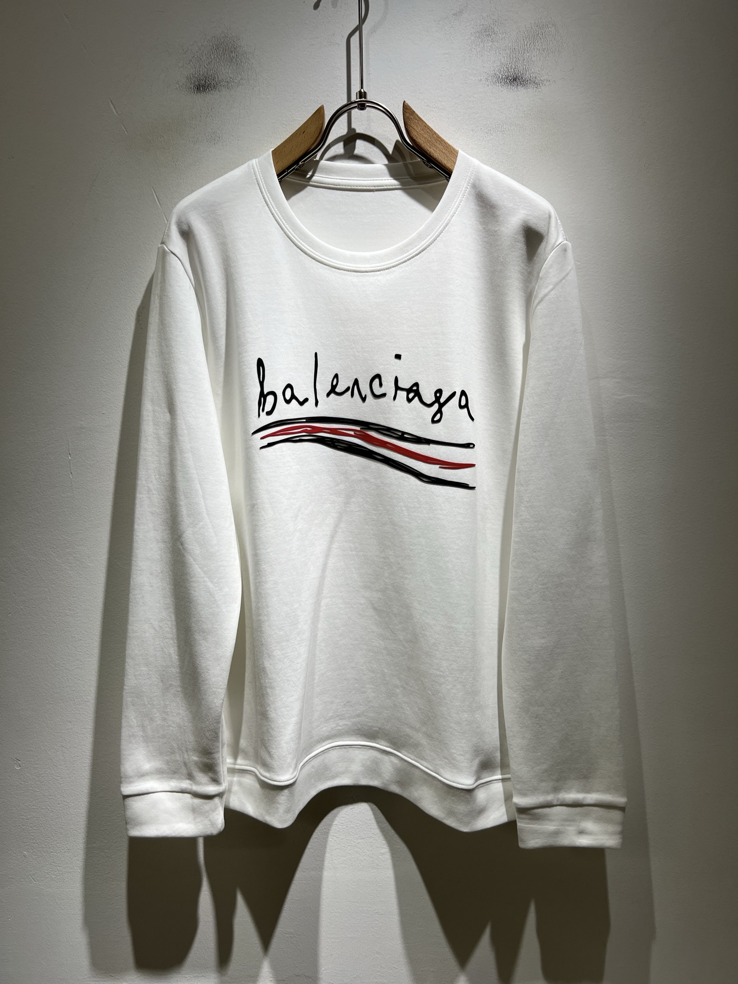 NO:614787,BALENCI*GA Paris* 2025 new autumn and winter new long-sleeved bottoming shirt for men and women!  Fashionable casual bottoming shirt with catwalk pattern print!  Design logo laminated design!  It is highly designed and selected from 260g pure cotton fabrics supplied by customers. It feels soft and skin-friendly, comfortable and breathable. The real thing will definitely make you fall in love with it!  The round neck cut with loose shoulders and dropped shoulders, non-sexist style for couples to wear together, opens up a new fashion style!  Distinguish the market version of the high-definition series!  Size M-4XL,,balenciaga,alexander wang19860909BALENCI*GA巴黎*家 2025秋冬新款男女同款长袖打底衫！走秀图案印花时尚休闲打底衫！设计logo压胶设计！极具设计精选客供260g纯棉面料,手感柔软亲肤,着身舒适透气性都无法挑剔,实物绝对会让你爱不释手！宽松小落肩的圆领版型裁剪,无性别主义的情侣混穿款式,打开全新的时装新韵味！区别市场版本高定系列！尺码M-4XL,,balenciaga,alexander wang,Men's clothing