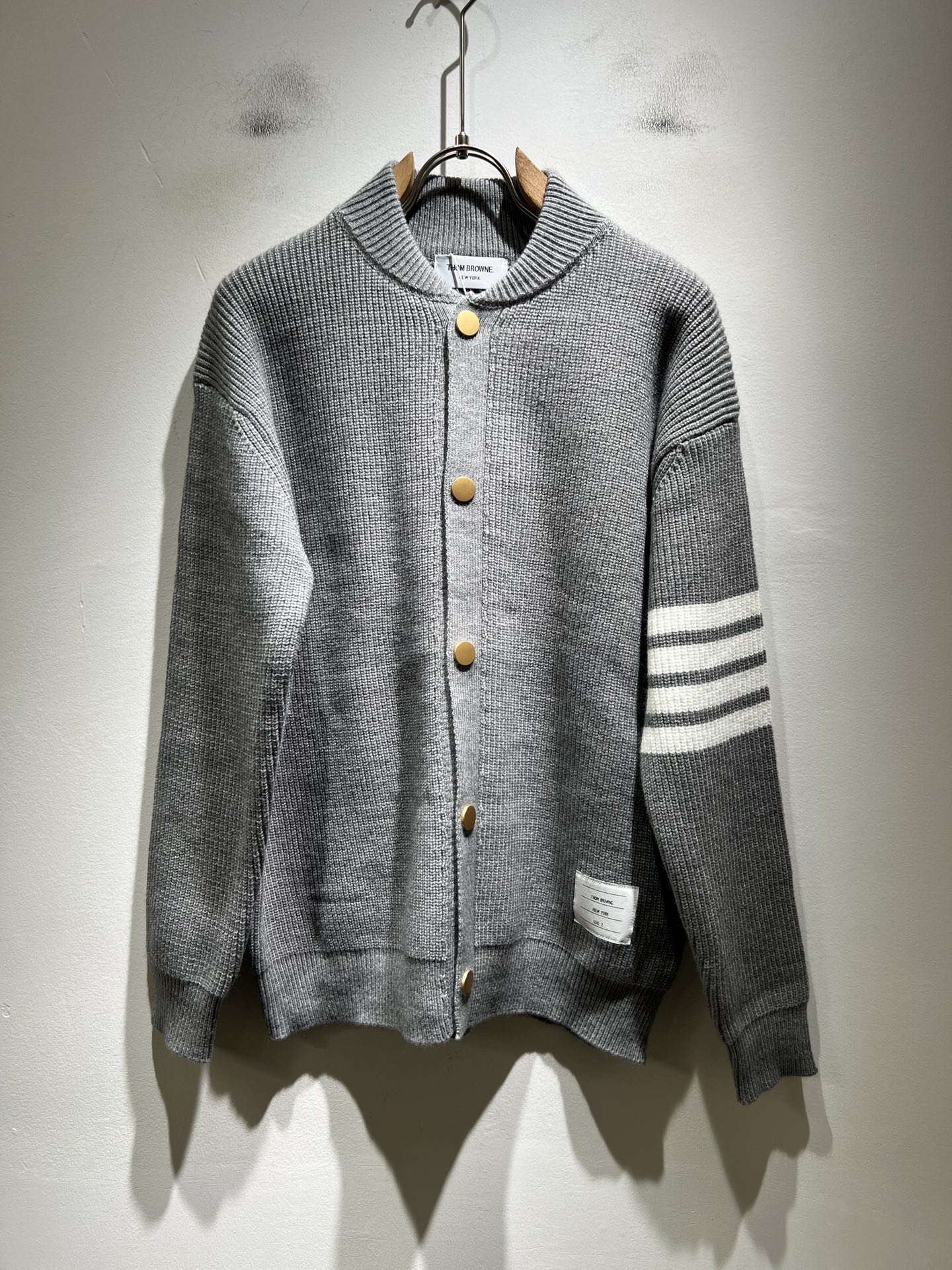 NO:614801,ThomBrow*e 2025 new autumn and winter new knitted wool cardigan for men and women, this year's new counter product, super soft wool fabric for men and women!  A fashionable and versatile model for the city, it is sure to be super popular this year. It is a must-have artifact for autumn and winter. It has a unique texture and a soft and smooth feel. It is not a product that can be compared with ordinary fabrics. Regular knitted wool fabric design, crocheted with classic iconic stripe design!  A rare model that can only be found. Very attractive design, liningless inseam binding technology, and very detailed. It is a model that requires a lot of attention to technology. Details determine the high-end. Minimalist design elements of the season, a must-have item for trendy men, perfect fit, highly recommended!  Size M-3XL,,alexander wang19860909ThomBrow*e汤姆*朗2025秋冬新款男女同款针织羊毛开衫,今年的专柜新品,男女同款超软羊毛面料！时尚都市百搭款,今年必定超火爆,秋冬必备神器,质感独特,手感柔嫩顺滑,不是一般面料所能对比的产品.常规的针织羊毛面料设计,钩织搭配经典标识性经典条纹设计！可遇不可求的款 非常极具魅力的设计,无里布内缝包边工艺,细节非常到位,要非常讲究技术的一款,细节决定高端.极简当季的设计元素,潮男必备单品,完美版型,强烈推荐！尺码M-3XL,,alexander wang,Men's clothing