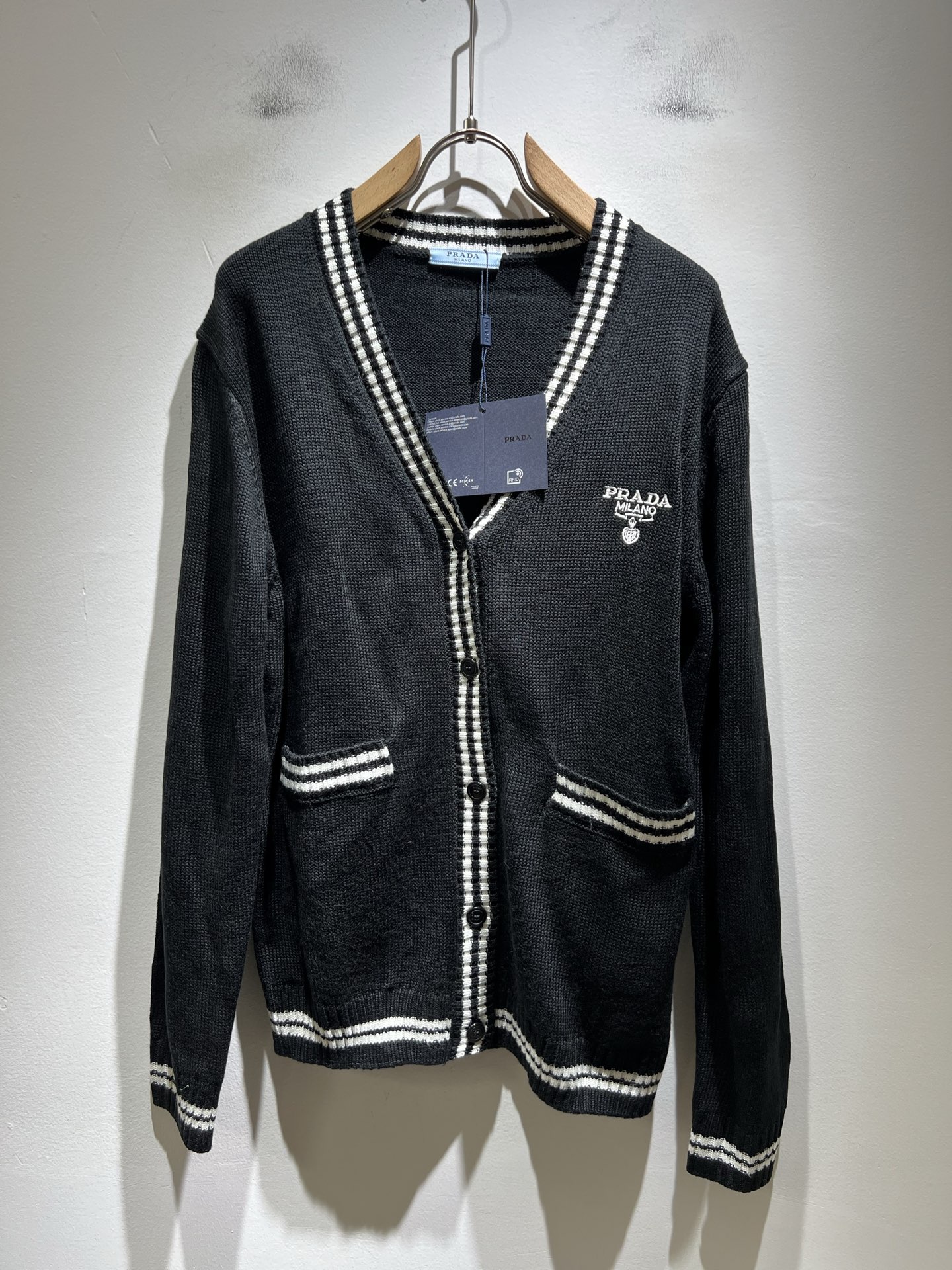 NO:614792,PRAD*A's 2025 new autumn and winter men's knitted wool cardigan, the latest model is exclusively available on the entire network!  !  ~It is both classic and fashionable, who doesn’t love it? It shows the classic again, it is very eye-catching, and it has a low-luxury aura and recognition!  Pr*da's traditional brand concept and modern advanced technology are perfectly combined. Coupled with an extremely modern and simple design, P's exclusive three-dimensional letter logo embroidery design!  Customized 100% imported wool fabric!  The texture of this model is quite impressive. You can tell the specifications and grades at your fingertips. The level of finesse and breathability are top-notch!  Size M-3XL,,prada,alexander wang19860909PRAD*A普*达2025秋冬新款男士针织羊毛开衫,最新款全网独家首上！！~既经典有时尚百搭,谁不爱啊,将经典再次展现,非常的耐看,自带低奢光环与辨识度！Pr*da传统的品牌理念和现代化的先进技术进行了完美结合.加上极其现代摩登风范的简约设计,p家专属立体字母logo刺绣设计！定制百分百进口羊毛面料！此款的质感相当感人 触手便知规格档次 细腻程度与透气效果堪称顶级！尺码M-3XL,,prada,alexander wang,Men's clothing