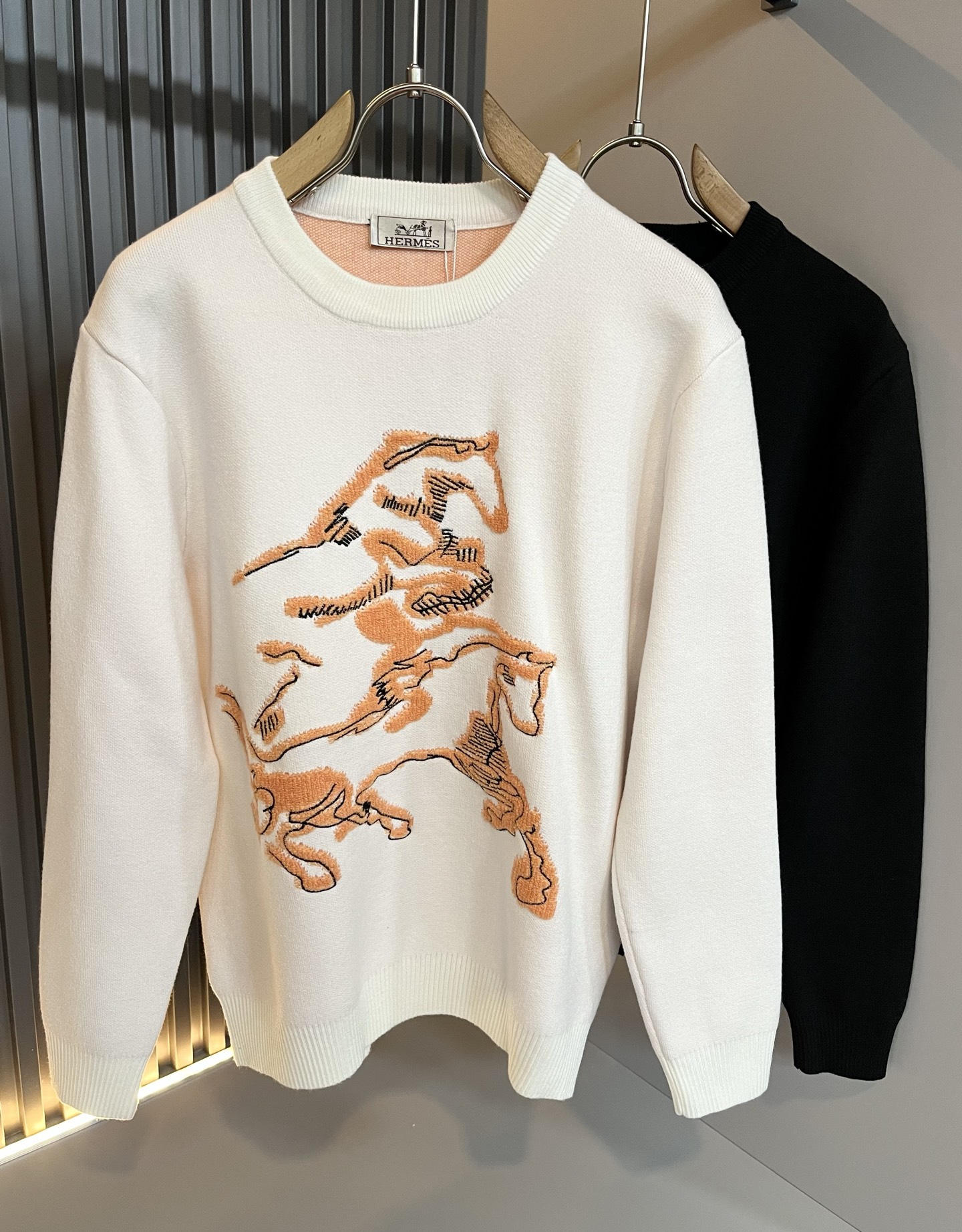 NO:614728,Her*mes 2025 autumn and winter new men's knitted woolen sweater, a brand new and upgraded versatile basic style, low-key luxury, the choice of quality!  It is made of high-quality selected high-quality wool and has super vertical performance. It has a strong artistic sense and H logo crochet embroidery design. The craftsmanship is meticulous and highly recognizable, showing a new brand micro-label culture!  Classic and perfect design, precise cutting. Simple and elegant style, but also able to show fashionable charm in daily leisure life. Size M-3XL,, alexander wang19860909Her*mes爱*仕2025秋冬新款男士针织羊毛衫,全新升级百搭基础款,低调奢华,品格之选！甄选优质精选优质羊毛打造而成,有着超强的垂直性能 艺术感极强H标志logo钩织刺绣工艺设计,工艺细致,辨识度极高,展现全新品牌微标文化！经典完美版型设计,在裁剪上精准到位.简约大气风格,又能在日常休闲生活中展现时尚魅力.尺码M-3XL,,alexander wang,Men's clothing