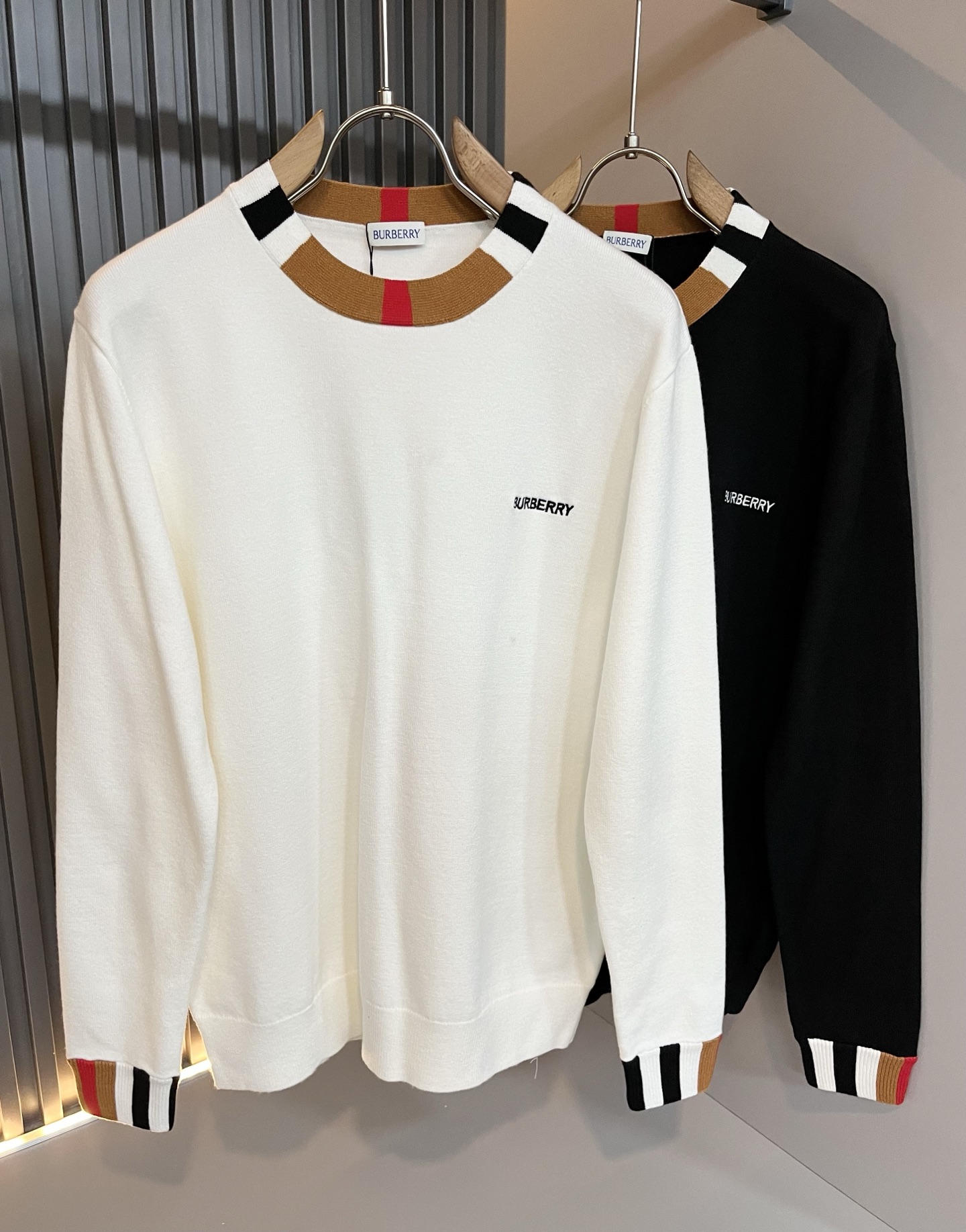 NO:614742,Bur*erry 2025 autumn and winter new knitted woolen sweater, the brand's classic design elements!  It’s neither monotonous nor complicated, just the right amount to show off your taste!  Logo embroidery design on the chest!  Customized wool fabrics for customers!  Comfortable and breathable are not a problem at all, and the unique luxury feel of the fabric presents a simple and elegant temperament!  Every detail is in sync with high-end fashion. Sizes: M-3XL, burberry, alexander wang19860909Bur*erry 巴*莉 2025秋冬新款针织羊毛衫,品牌经典设计元素！既不单调也不复杂,恰到好处的展现品味！胸前logo图案刺绣设计！客供定制羊毛面料！舒适透气根本不在话下,面料独具的高奢感呈现简约优雅气质！每一处细节都是与高端时尚同步的体现.尺码:M-3XL,,burberry,alexander wang,Men's clothing