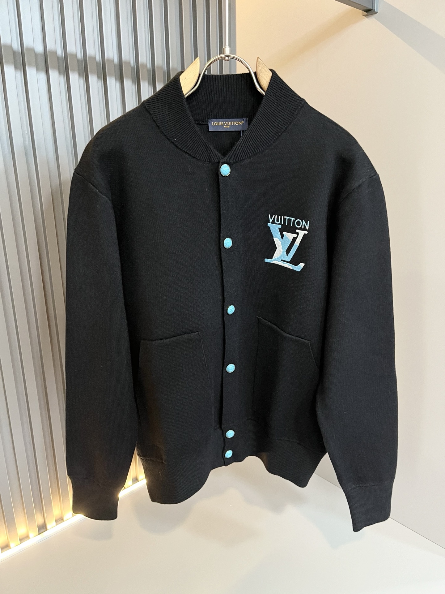 NO:614720,Louis Vuit*on 2025 autumn and winter Louis family light luxury knitted wool cardigan!  The new high-end brand of the Louis family, the details and quality are always flawless, and the creative designs are endless. The letter logo pattern embroidery design on the chest!  It is something that everyone loves. Made of top-knit blend, it is super soft and tough, and has excellent breathability. It comes from world-class trade-level OEM channels, and the quantity is extremely rare and sold out. The three-dimensional logo presents an unusual texture, clean and neat. This is the Louis family's specialty and the latest technology of this season. The level of detail has reached the top, and the slim-fitting three-dimensional tailoring design is a must. It is a fusion of luxury and fashion!  Size M-3XL,,louis vuitton,louis vuitton,alexander wang19860909Louis Vuit*on 2025秋冬路易家族轻奢针织羊毛开衫！路易家族的新高端,细节品质永远的那么完美无瑕,创意设计层出不穷.胸前字母logo图案刺绣设计！实属人见人爱的东西.顶针织混纺打造,超级柔软且具有韧性,透气感也是绝佳.来自世界级贸易级别的代工厂渠道,数量极其稀少售完无补.立体Logo呈现不一般的质感,干净俐落.这是路易家族的看家绝活也是本季度的最新工艺.细致化程度已经达到顶端了,修身立体剪裁的版型设计堪称一绝.属于奢华与时尚的融合！尺码M-3XL,,louis vuitton,louis vuitton,alexander wang,Men's clothing