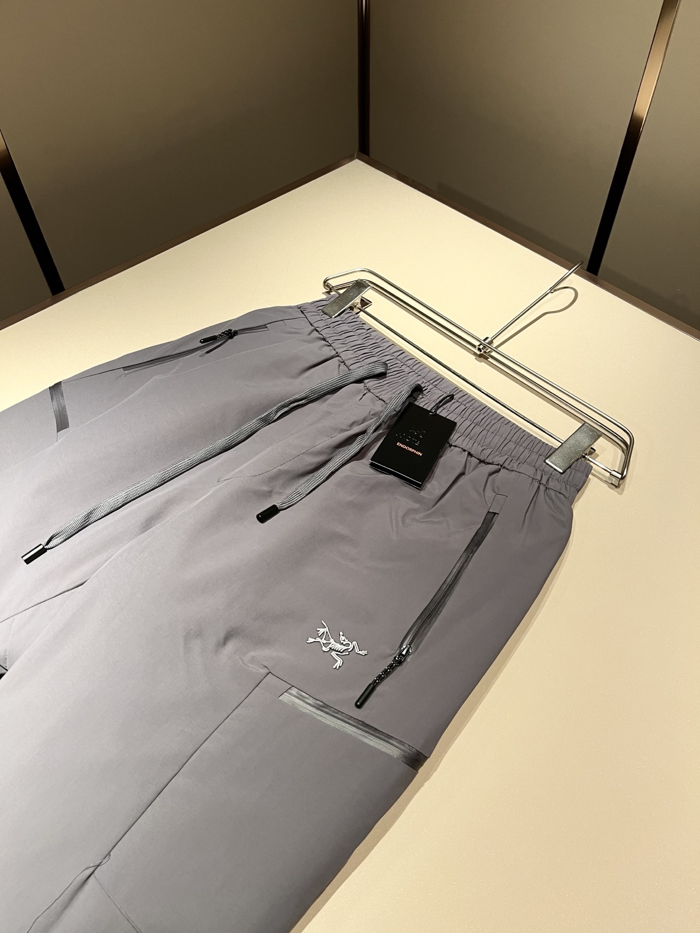 ARCTER*X始*祖鸟 2025秋冬新款羽绒运动风格休闲裤，户外品牌可能大家第一想到的就是加拿大鹅、始