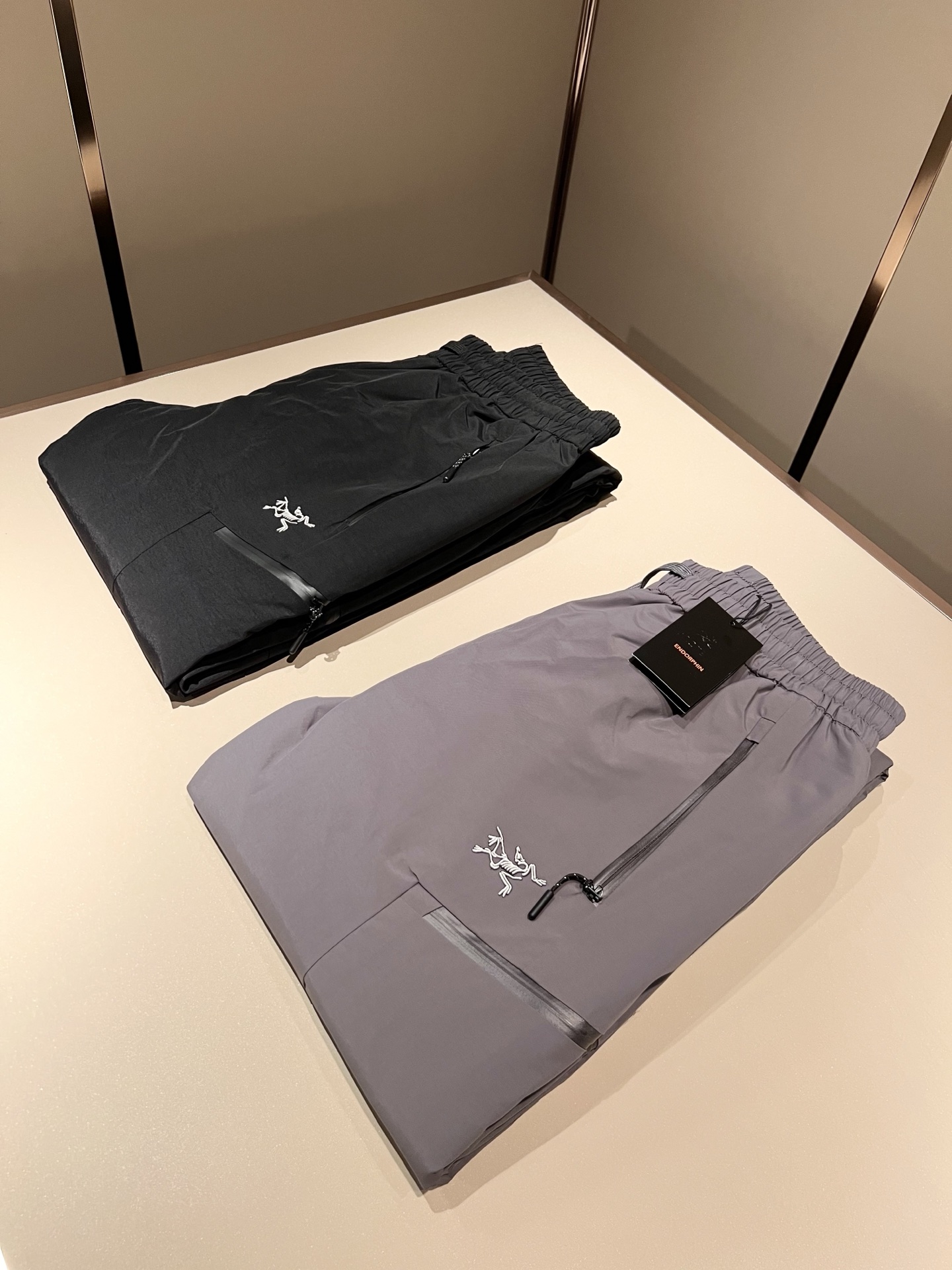 ARCTER*X始*祖鸟 2025秋冬新款羽绒运动风格休闲裤，户外品牌可能大家第一想到的就是加拿大鹅、始