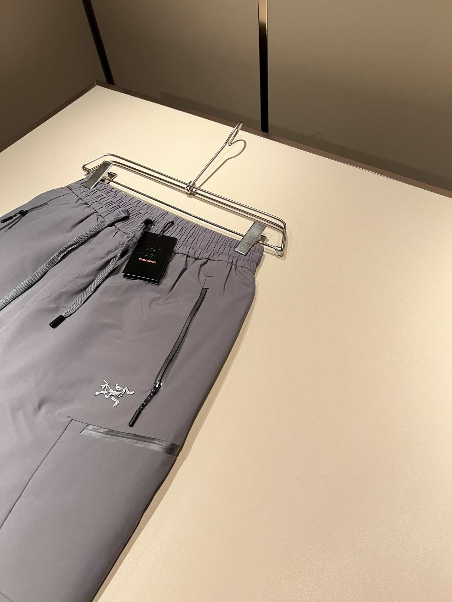 ARCTER*X始*祖鸟 2025秋冬新款羽绒运动风格休闲裤，户外品牌可能大家第一想到的就是加拿大鹅、始