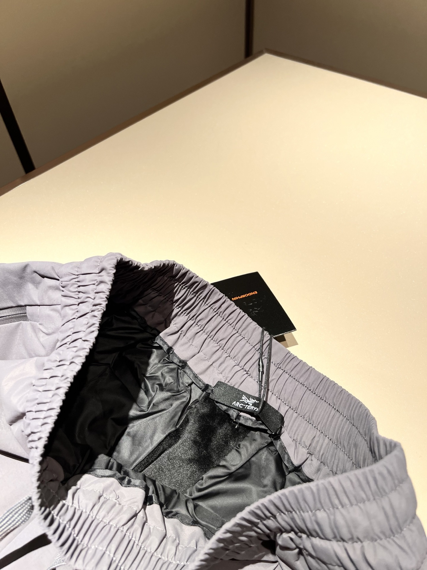 ARCTER*X始*祖鸟 2025秋冬新款羽绒运动风格休闲裤，户外品牌可能大家第一想到的就是加拿大鹅、始