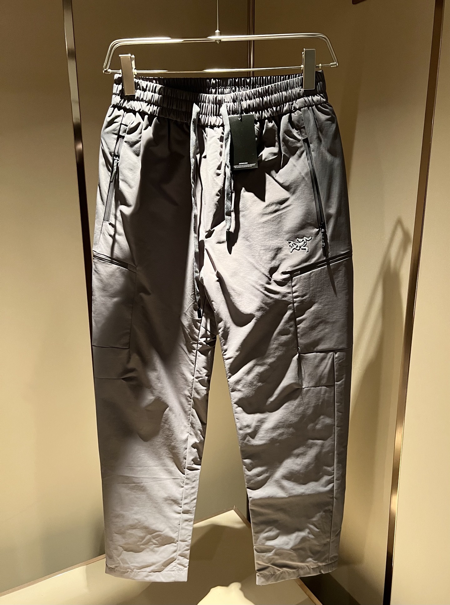 ARCTER*X始*祖鸟 2025秋冬新款羽绒运动风格休闲裤，户外品牌可能大家第一想到的就是加拿大鹅、始