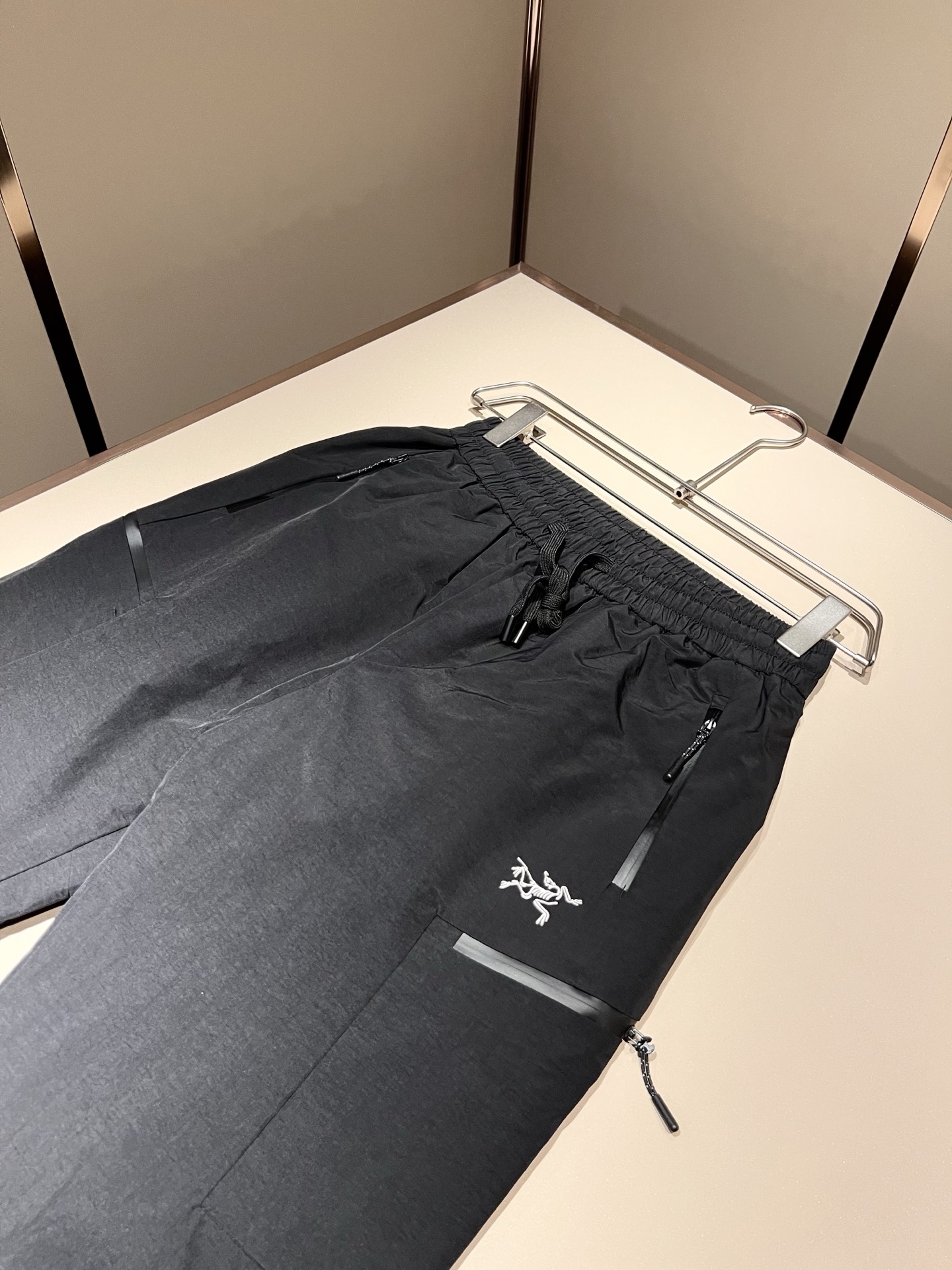 ARCTER*X始*祖鸟 2025秋冬新款羽绒运动风格休闲裤，户外品牌可能大家第一想到的就是加拿大鹅、始