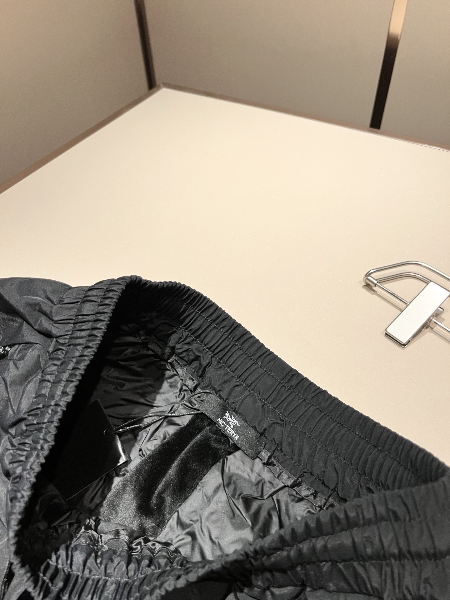 ARCTER*X始*祖鸟 2025秋冬新款羽绒运动风格休闲裤，户外品牌可能大家第一想到的就是加拿大鹅、始