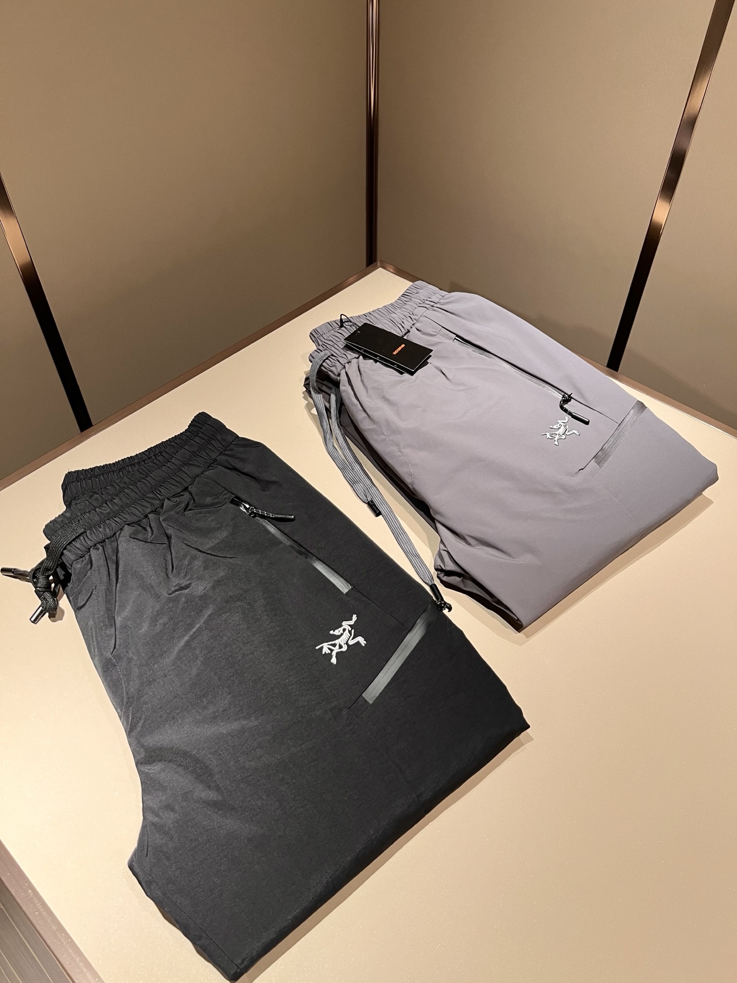 ARCTER*X始*祖鸟 2025秋冬新款羽绒运动风格休闲裤，户外品牌可能大家第一想到的就是加拿大鹅、始