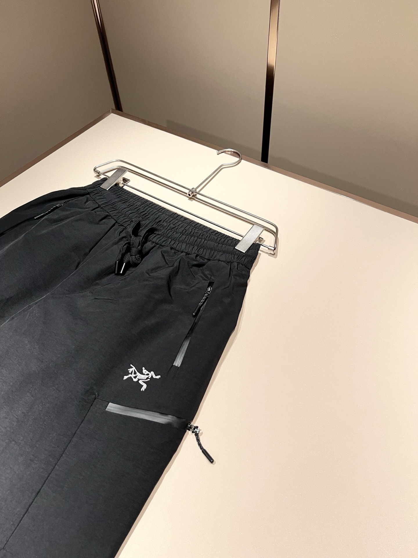 ARCTER*X始*祖鸟 2025秋冬新款羽绒运动风格休闲裤，户外品牌可能大家第一想到的就是加拿大鹅、始