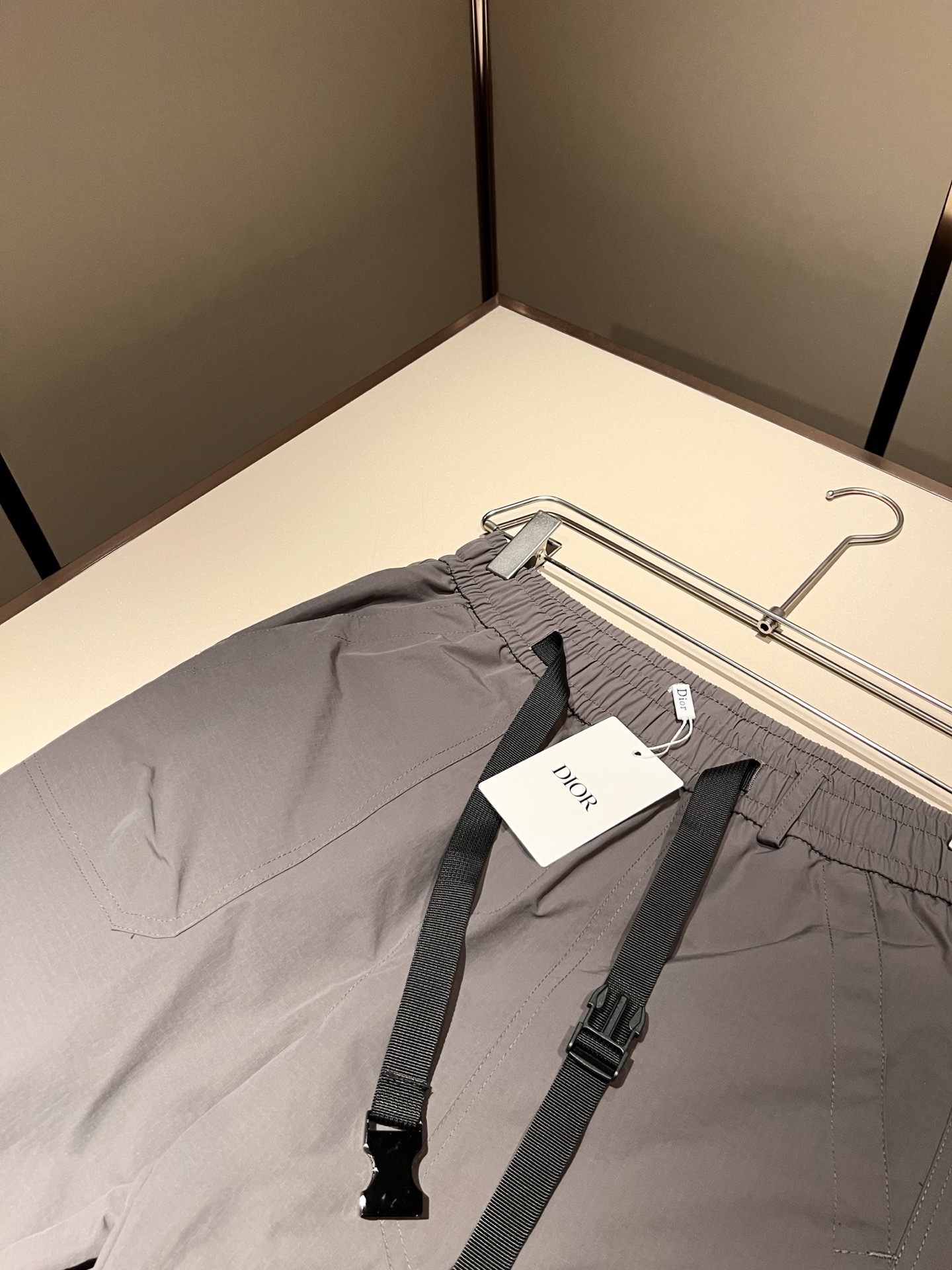 Dior 迪奥 2025秋冬新款男士羽绒休闲裤，高端品质之选……一款松紧腰抽绳休闲卫裤兼备的百搭裤装，也