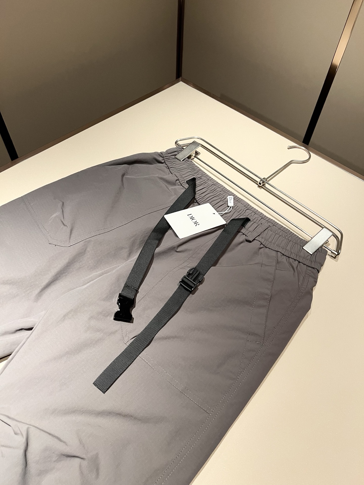 Dior 迪奥 2025秋冬新款男士羽绒休闲裤，高端品质之选……一款松紧腰抽绳休闲卫裤兼备的百搭裤装，也