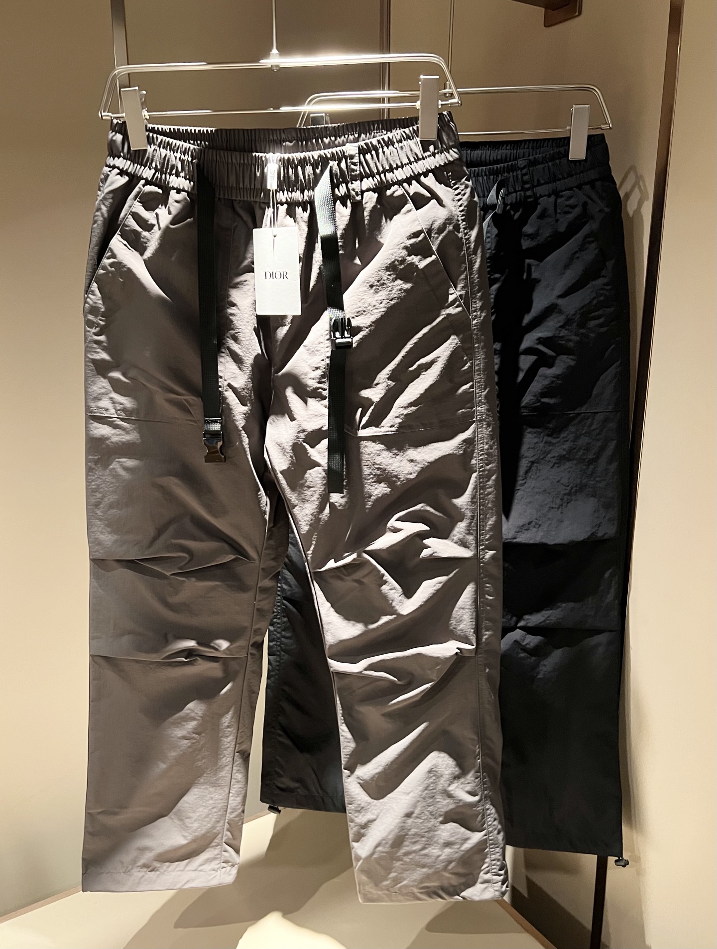 Dior 迪奥 2025秋冬新款男士羽绒休闲裤，高端品质之选……一款松紧腰抽绳休闲卫裤兼备的百搭裤装，也