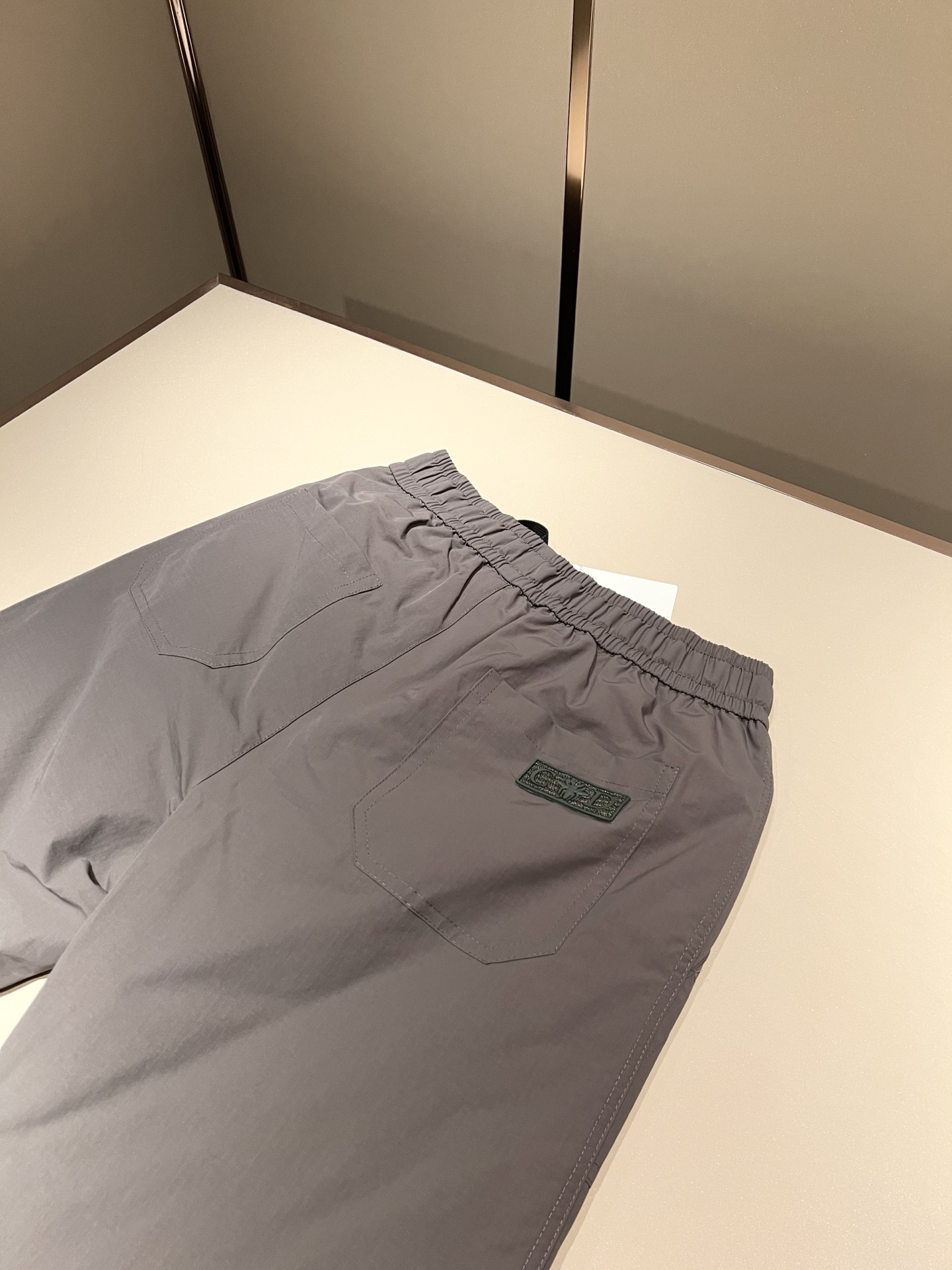 Dior 迪奥 2025秋冬新款男士羽绒休闲裤，高端品质之选……一款松紧腰抽绳休闲卫裤兼备的百搭裤装，也