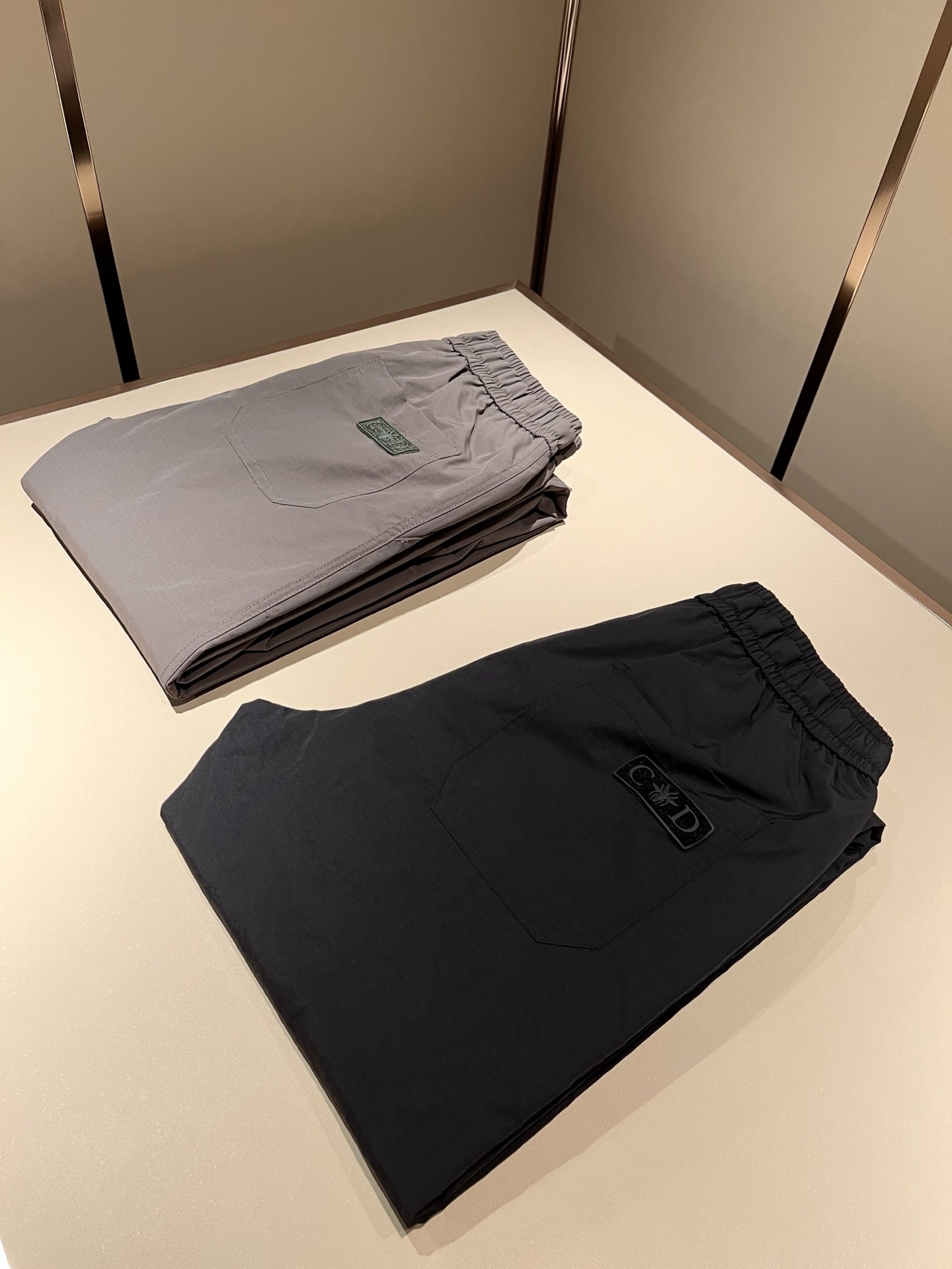 Dior 迪奥 2025秋冬新款男士羽绒休闲裤，高端品质之选……一款松紧腰抽绳休闲卫裤兼备的百搭裤装，也