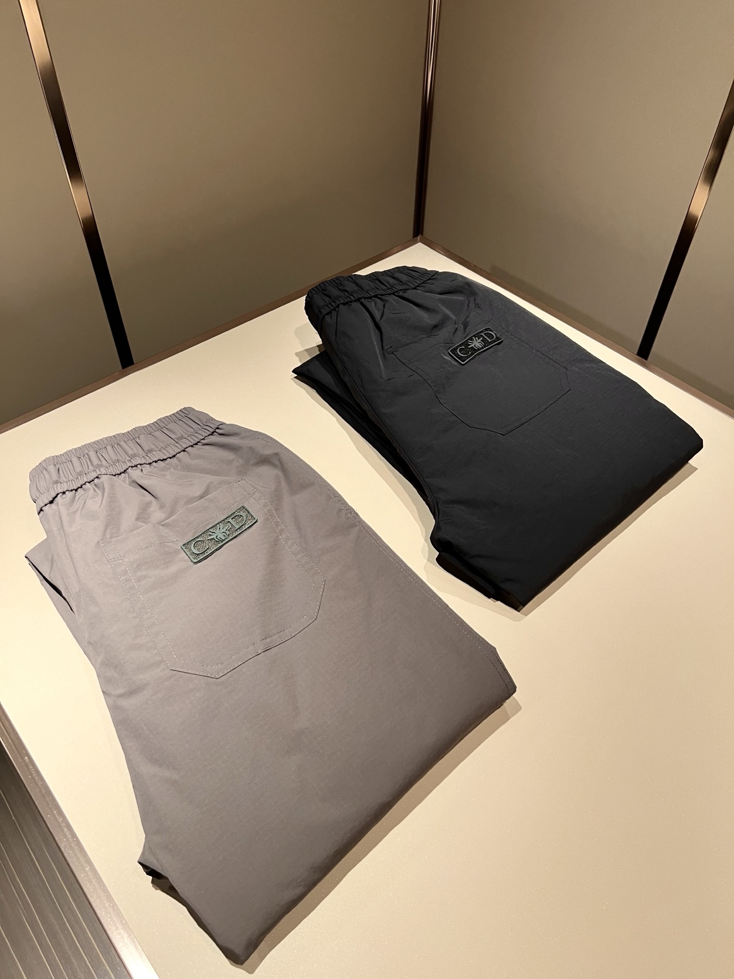 Dior 迪奥 2025秋冬新款男士羽绒休闲裤，高端品质之选……一款松紧腰抽绳休闲卫裤兼备的百搭裤装，也