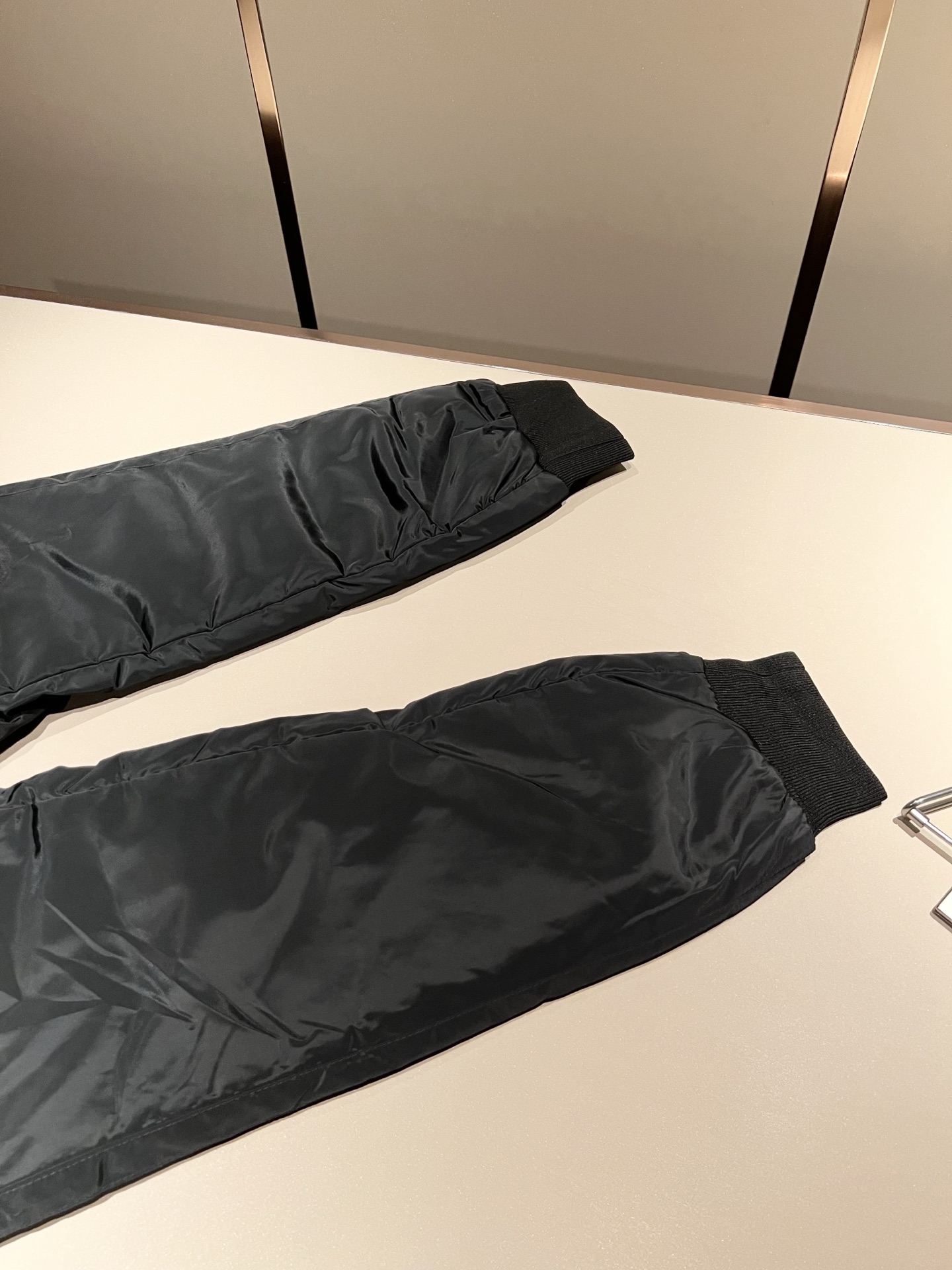 𝘾𝘼𝙉𝘼𝘿𝘼 𝙂𝙊𝙊𝙎𝙀/加拿大鹅 2025秋冬新款男士羽绒休闲裤，户外品牌可能大家第一想到的就是加拿大