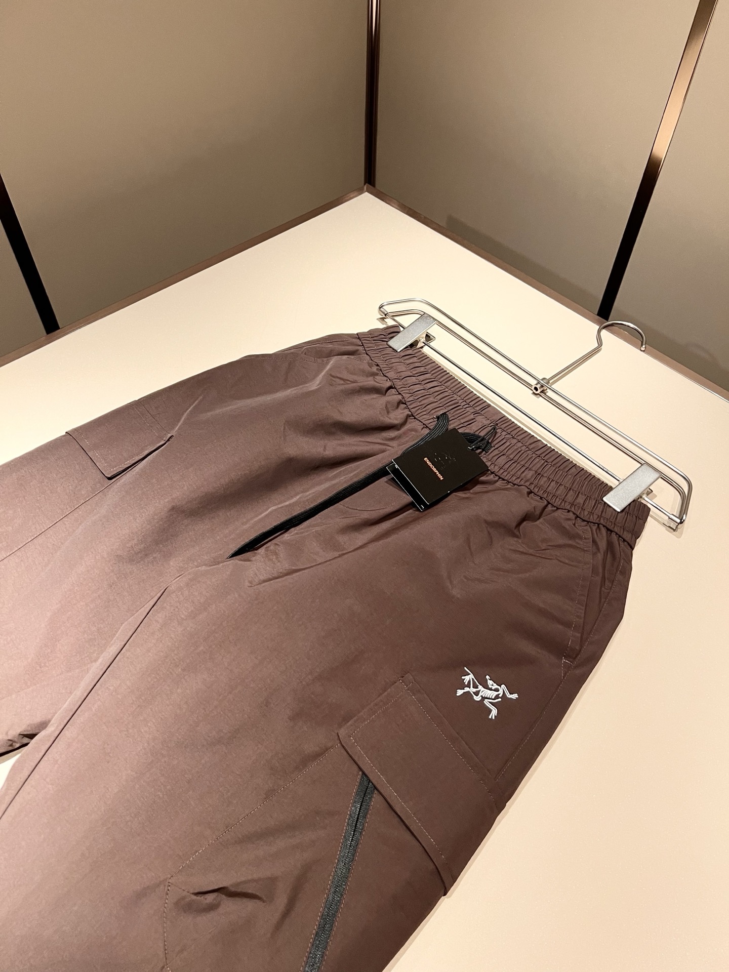 ARCTER*X始*祖鸟 2025秋冬新款羽绒运动风格休闲裤，户外品牌可能大家第一想到的就是加拿大鹅、始