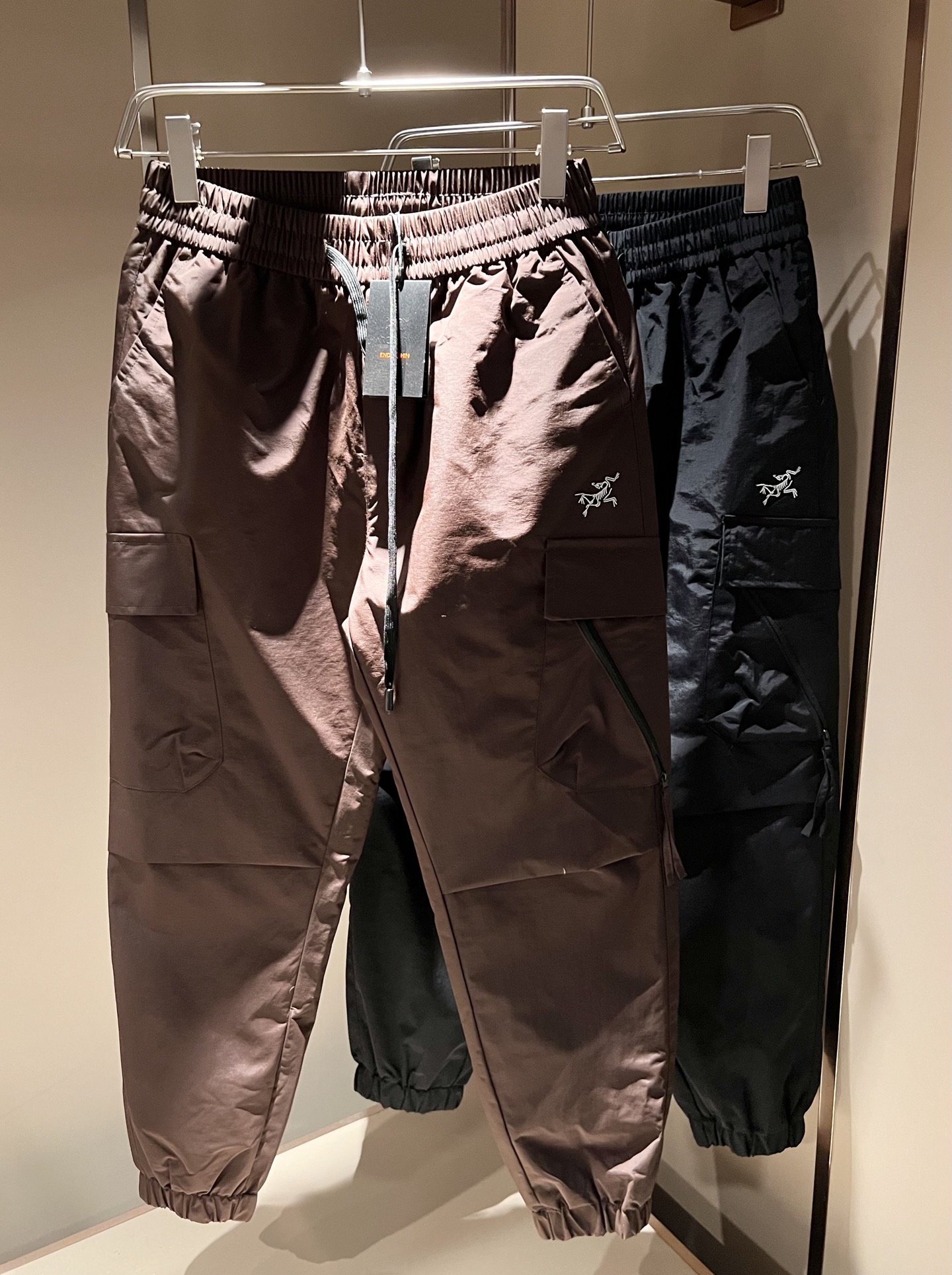 ARCTER*X始*祖鸟 2025秋冬新款羽绒运动风格休闲裤，户外品牌可能大家第一想到的就是加拿大鹅、始