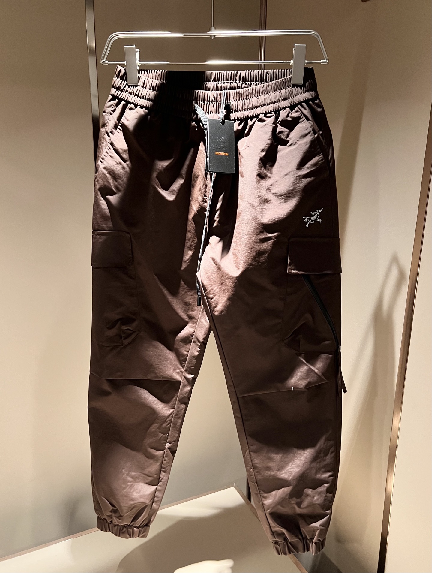 ARCTER*X始*祖鸟 2025秋冬新款羽绒运动风格休闲裤，户外品牌可能大家第一想到的就是加拿大鹅、始