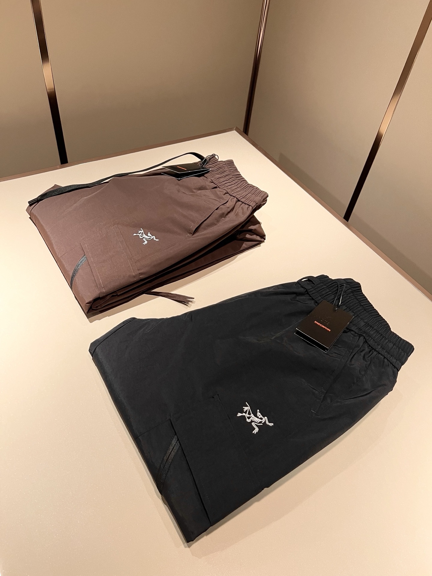 ARCTER*X始*祖鸟 2025秋冬新款羽绒运动风格休闲裤，户外品牌可能大家第一想到的就是加拿大鹅、始