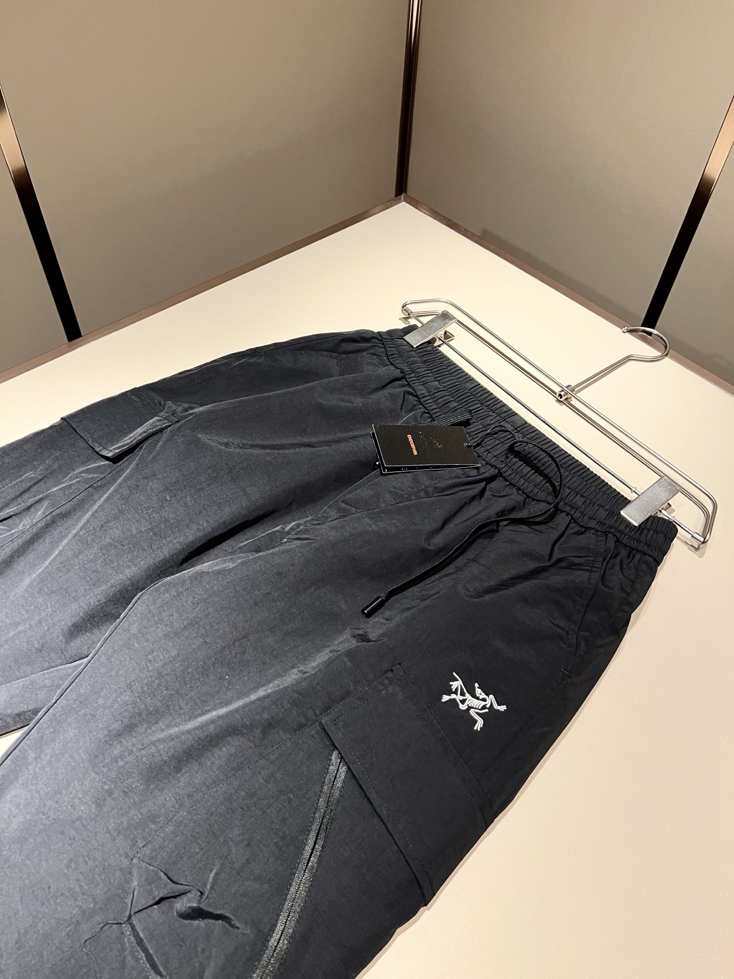 ARCTER*X始*祖鸟 2025秋冬新款羽绒运动风格休闲裤，户外品牌可能大家第一想到的就是加拿大鹅、始