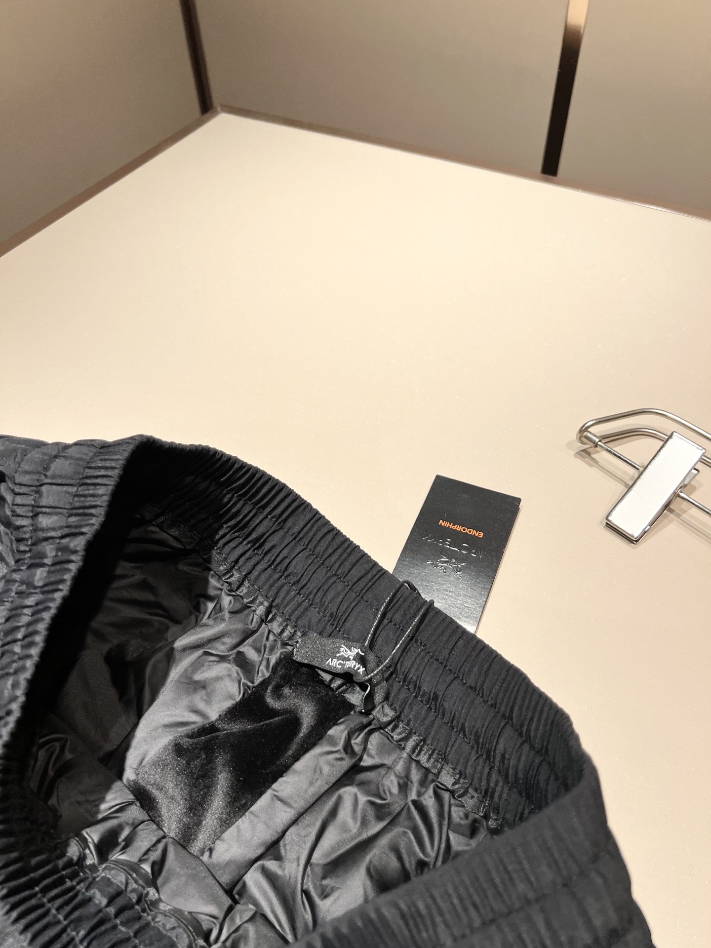 ARCTER*X始*祖鸟 2025秋冬新款羽绒运动风格休闲裤，户外品牌可能大家第一想到的就是加拿大鹅、始