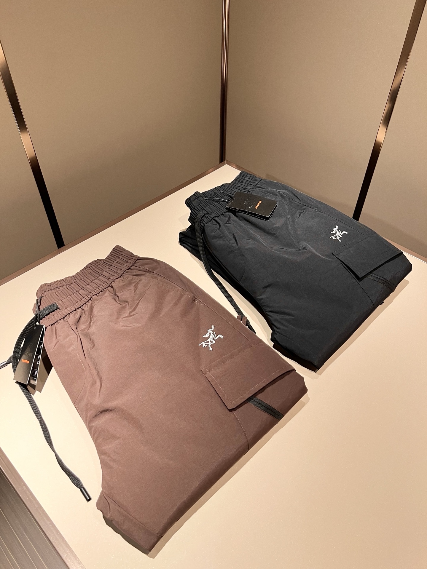 ARCTER*X始*祖鸟 2025秋冬新款羽绒运动风格休闲裤，户外品牌可能大家第一想到的就是加拿大鹅、始