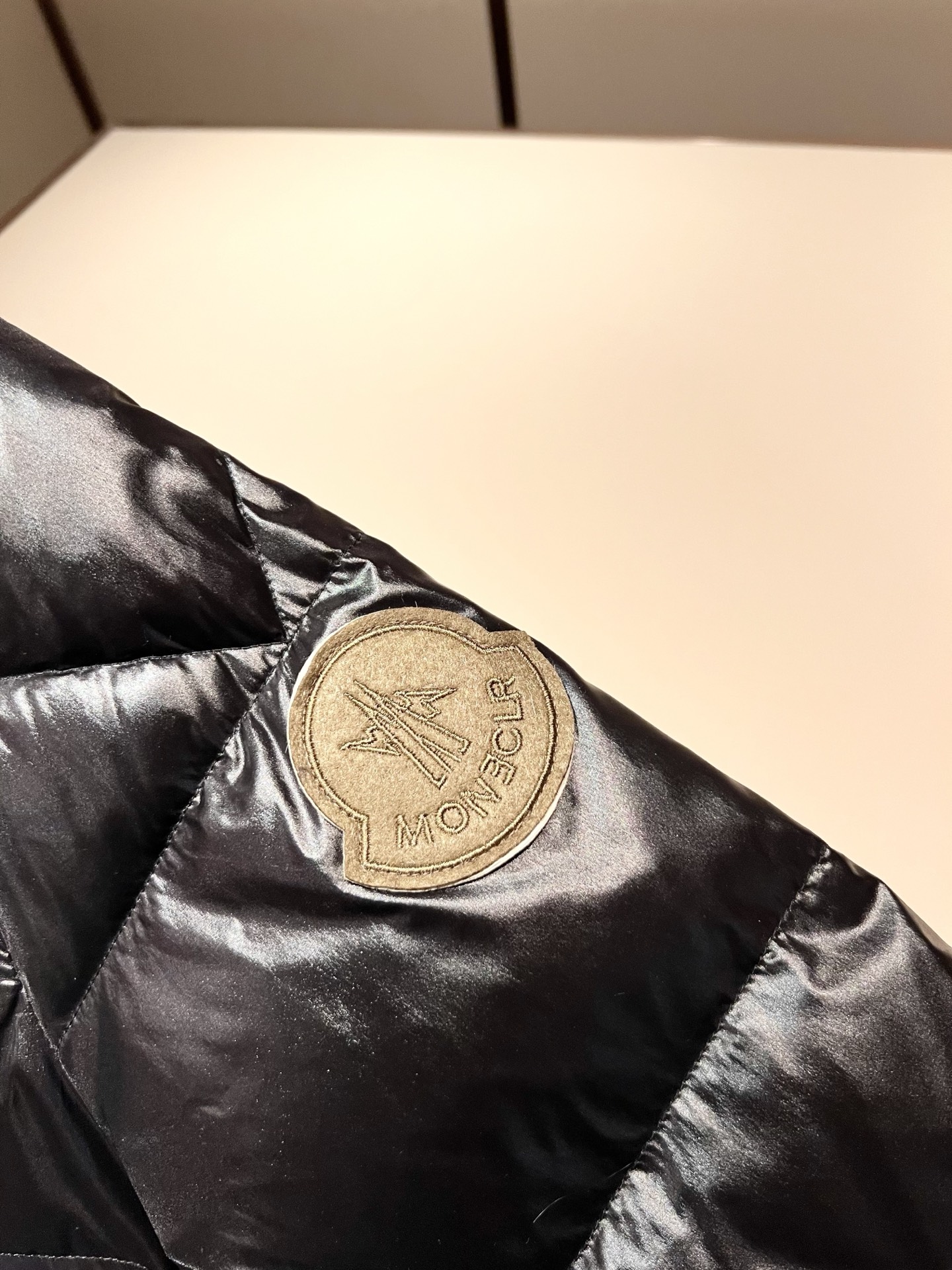 Mon*ler蒙口 2025秋冬新款男女同款👫羽绒服 ！年度的压轴款登场...匠心技艺于一身的经典款.高