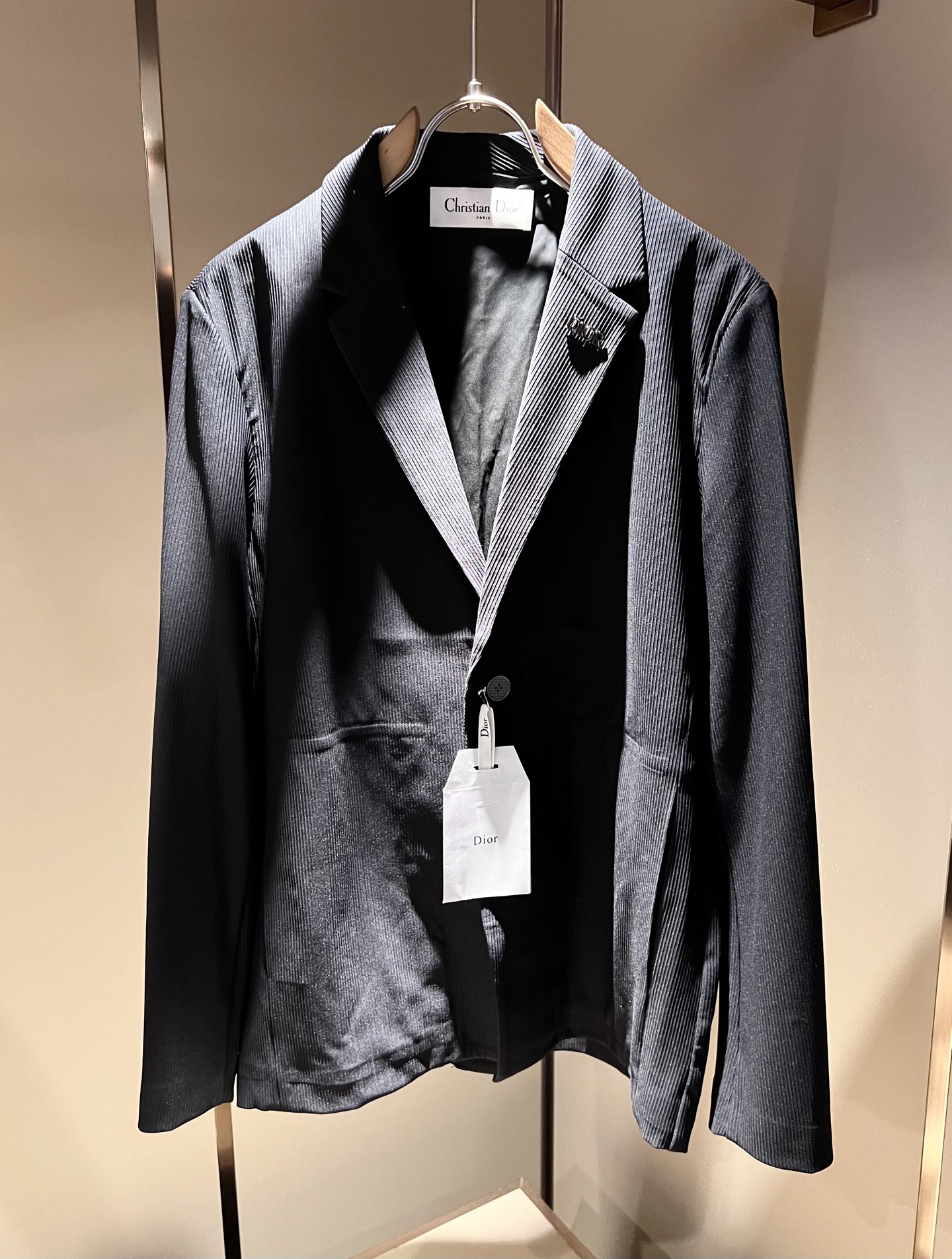 NO:623555,Dio*r Dio* men's casual suit jackets in autumn and winter, the latest fashion trend singles, are rarely available through trading company channels, and are sold simultaneously on the official website. The most anticipated high-quality goods by male gods are coming in a big way, and the body hardware logo pattern is modified!  Customized top-quality suit fabrics!  Full of brand style!  The surface is clean, smooth and shiny, and the texture is clearly visible through the screen. It is your most enjoyable wearing experience! It perfectly enhances the overall sense of luxury and class, and you can get the high-end luxury atmosphere at a glance! The regular suit cut, the upper body is versatile, simple and not picky, and can easily cope with various occasions and environments. It is undoubtedly a must-have product for daily commuting! Sizes M-3XL, dior, jackets & coats, business suit, alexander wang19860909Dio*r迪*奥 秋冬男士休闲西服外套,最新时尚潮流单西,贸易公司渠道稀出,同步官网发售,男神最为期待的精品狠货重磅来袭,衣身五金logo图案修饰！定制顶级西服面料！满满的品牌风格！表面整洁光滑且富有光泽,质感透过屏幕都显而易 见,你最为享受的穿着体验! 完美提升了整体的奢华档次感,一眼就能Get到的高端奢华气息!常规的西装版型裁剪,上身百搭简约不挑人,轻松应对各种场合与环境,属于日常通勤必备的臻品无疑!尺码M-3XL,,dior,jackets & coats,business suit,alexander wang,Men's clothing