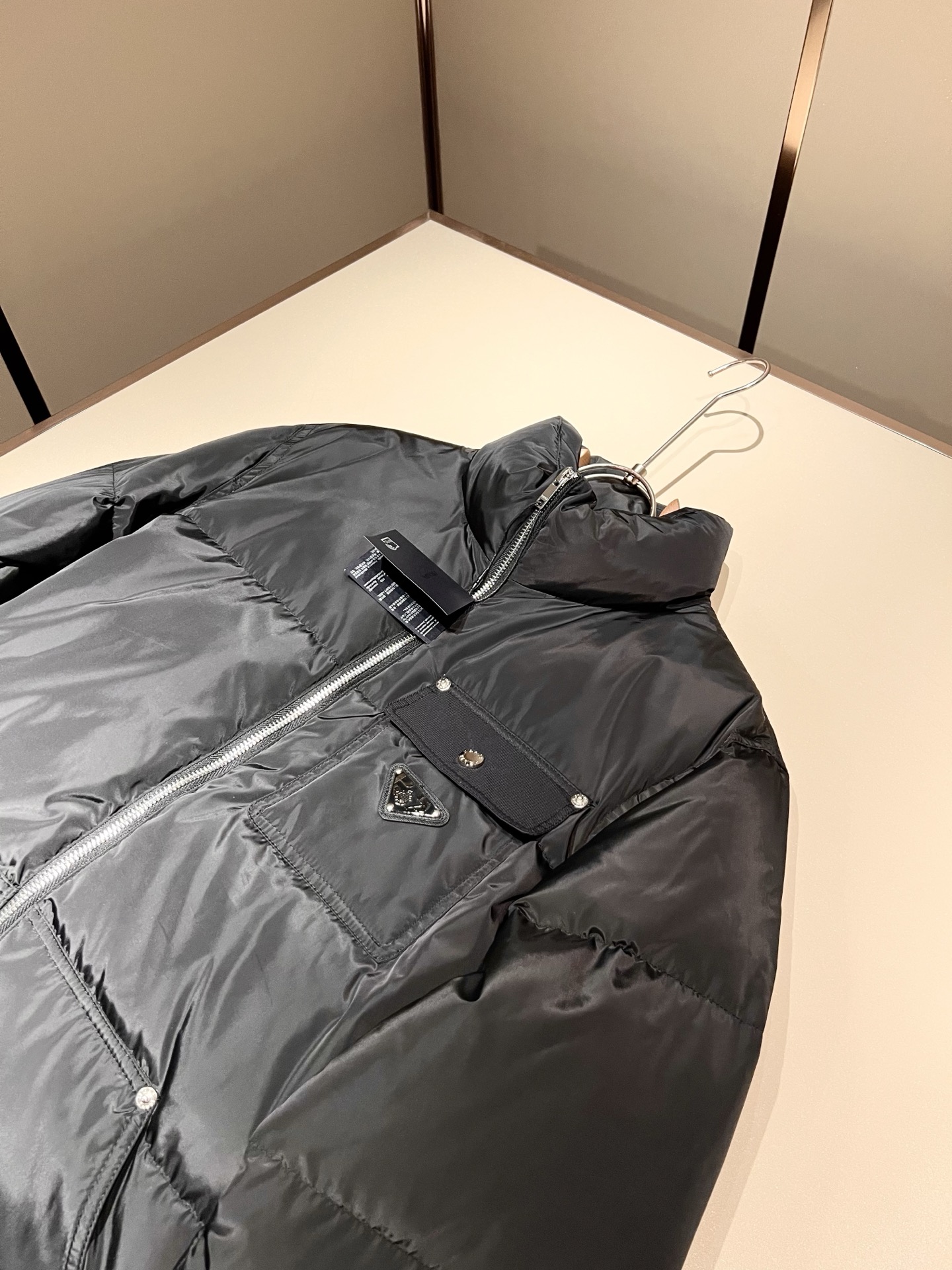 Prad*a 普*达2025秋冬男女同款👫羽绒服夹克外套，现货 Prad* 羽绒面料夹克 防水羽绒服保暖