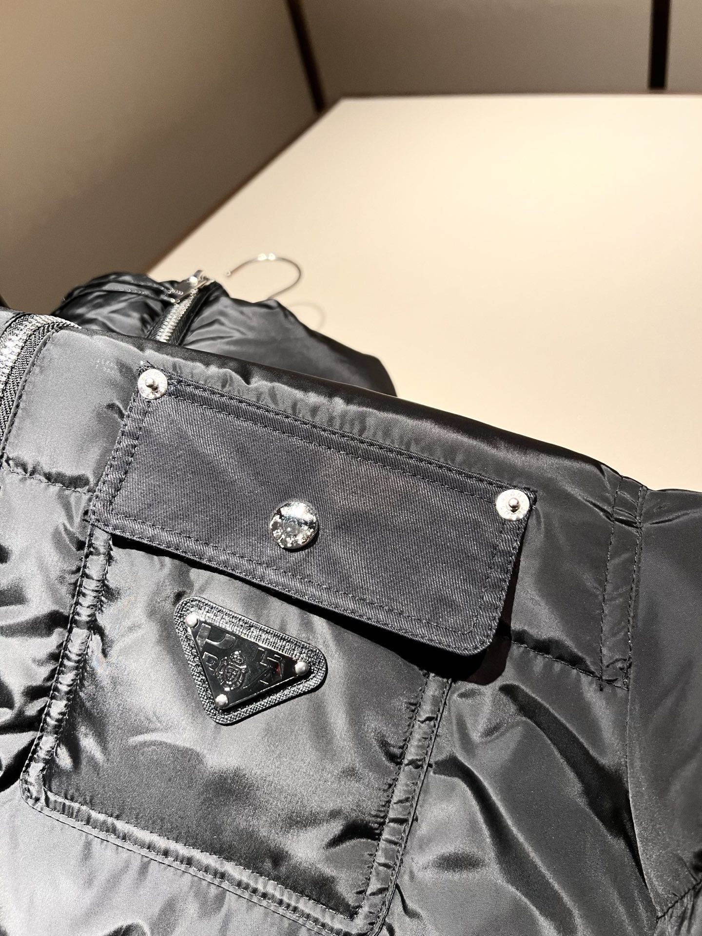 Prad*a 普*达2025秋冬男女同款👫羽绒服夹克外套，现货 Prad* 羽绒面料夹克 防水羽绒服保暖