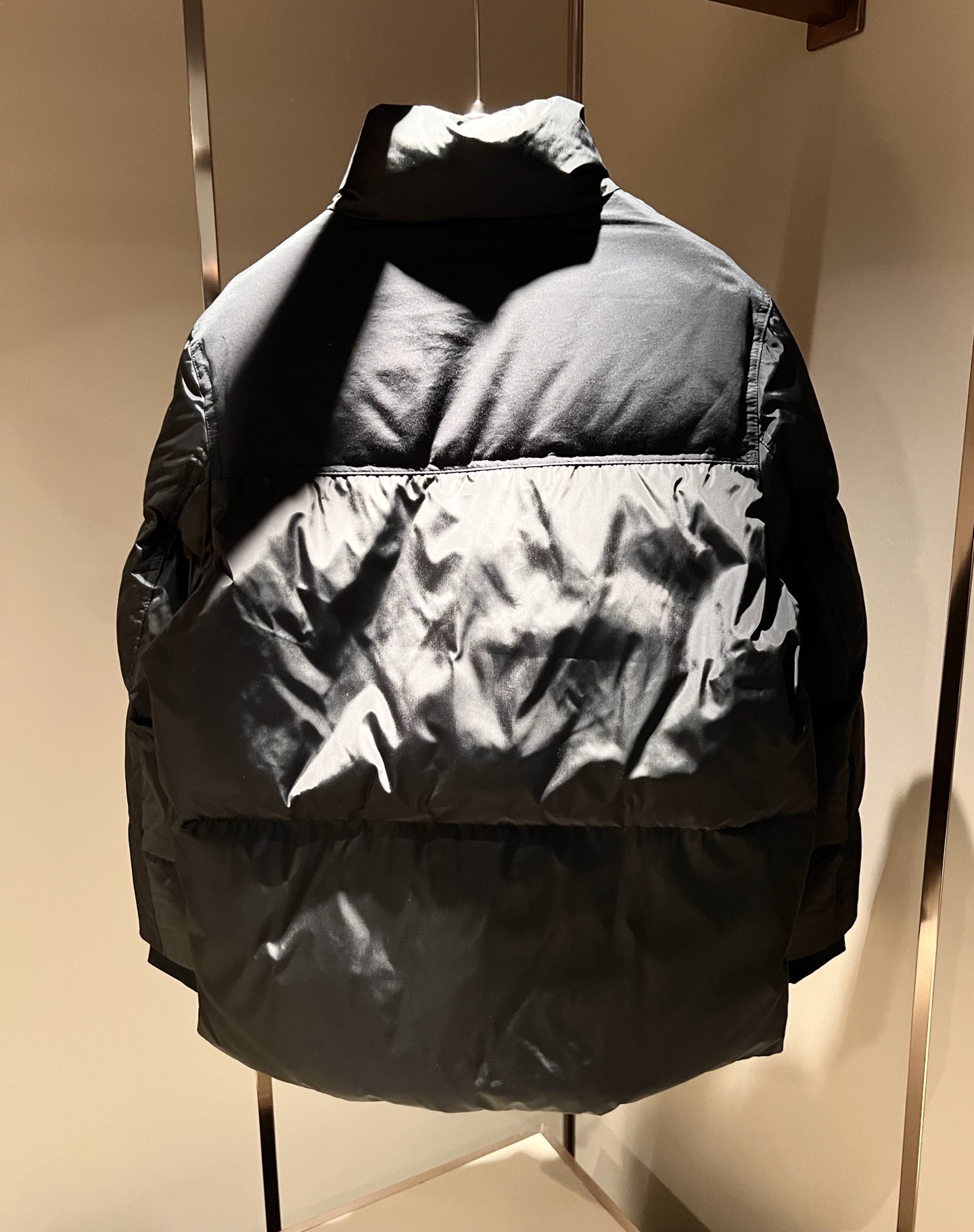 Prad*a 普*达2025秋冬男女同款👫羽绒服夹克外套，现货 Prad* 羽绒面料夹克 防水羽绒服保暖