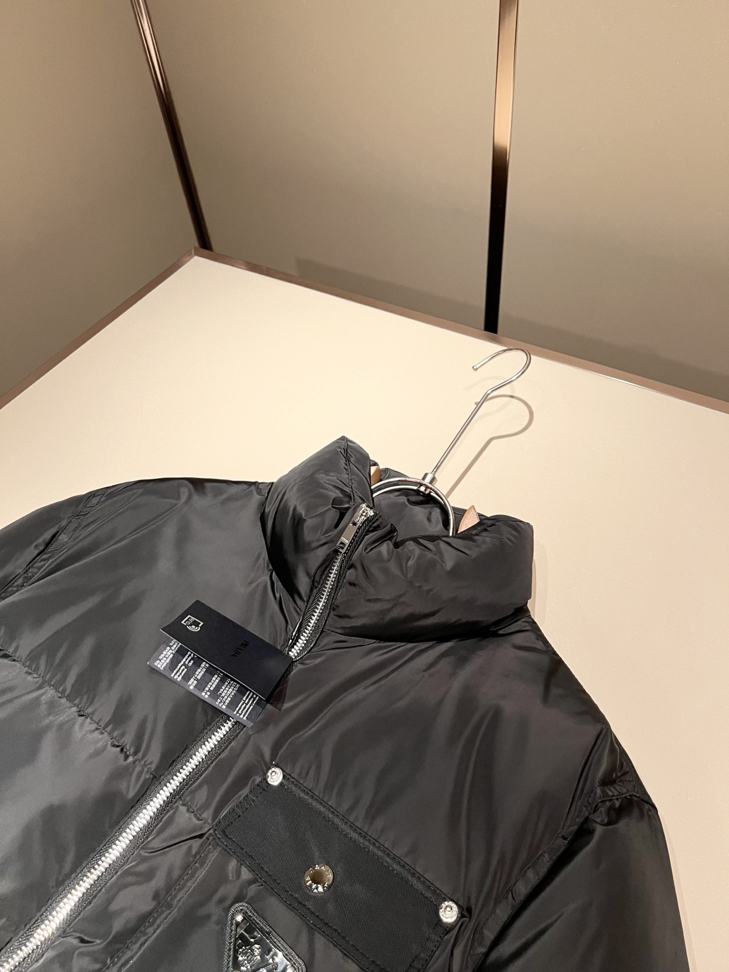 Prad*a 普*达2025秋冬男女同款👫羽绒服夹克外套，现货 Prad* 羽绒面料夹克 防水羽绒服保暖